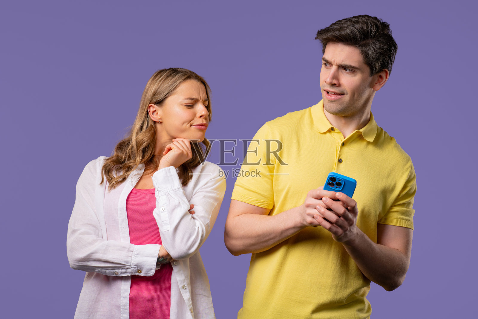 女子用智能手机监视男友聊天。嫉妒、好奇、不信任照片摄影图片