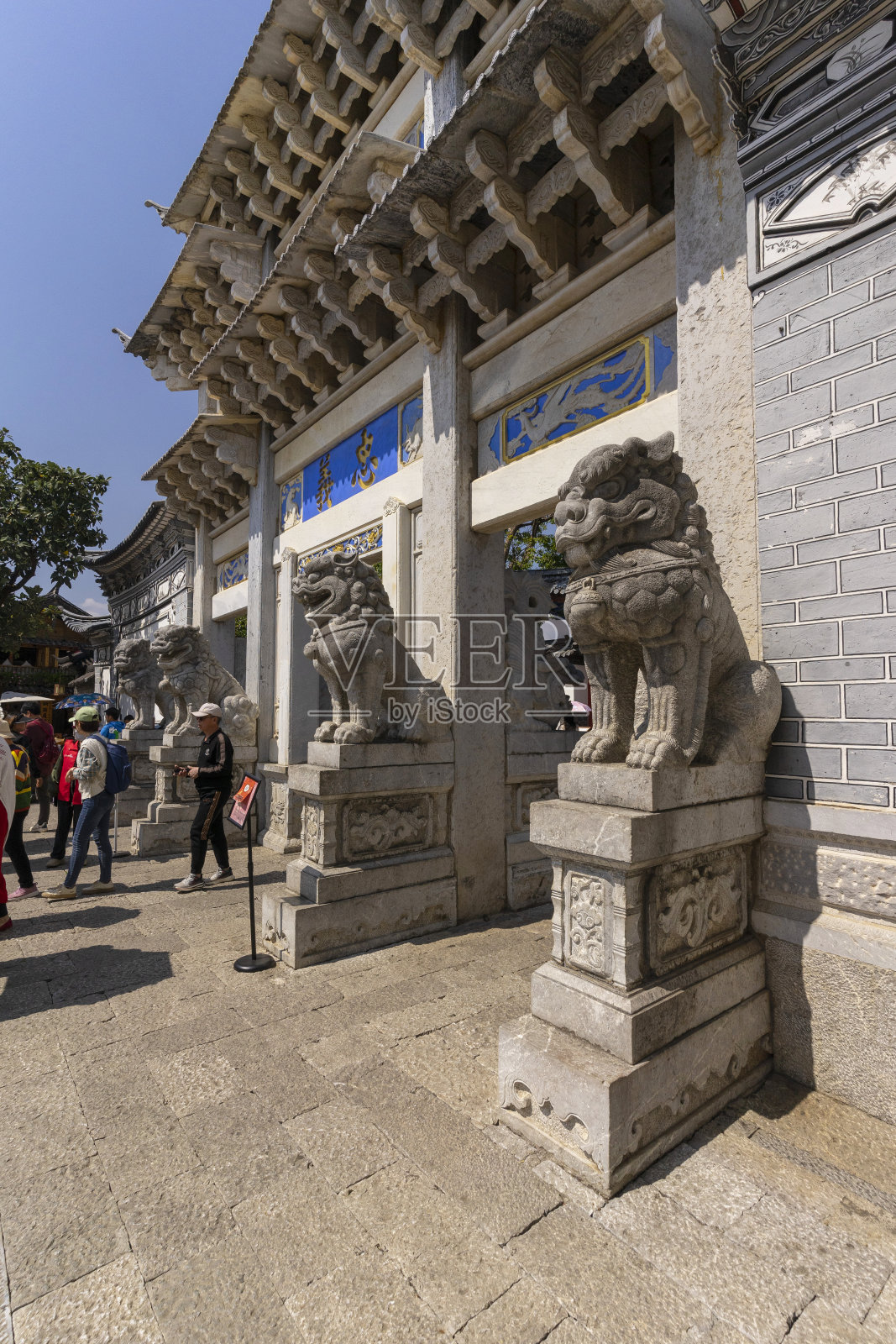 中国丽江古城木甫宫正门前的游客。照片摄影图片