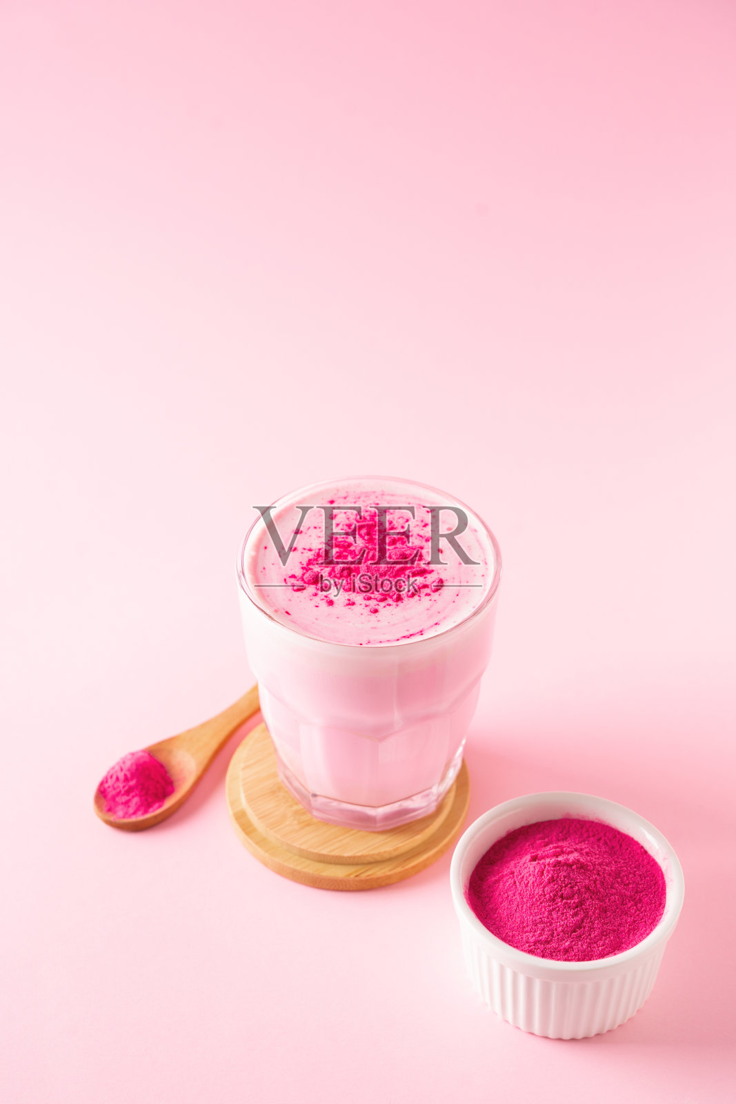 粉红色的抹茶拿铁与粉末在白色的背景照片摄影图片