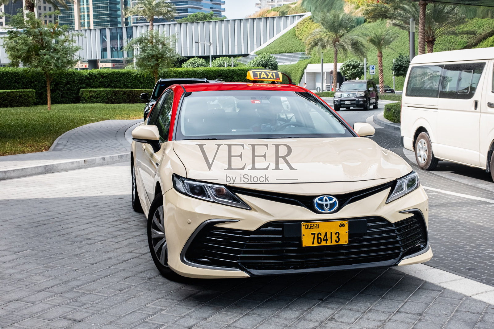 停在街边的丰田出租车。城市出租车。迪拜城市街道上的出租车照片摄影图片