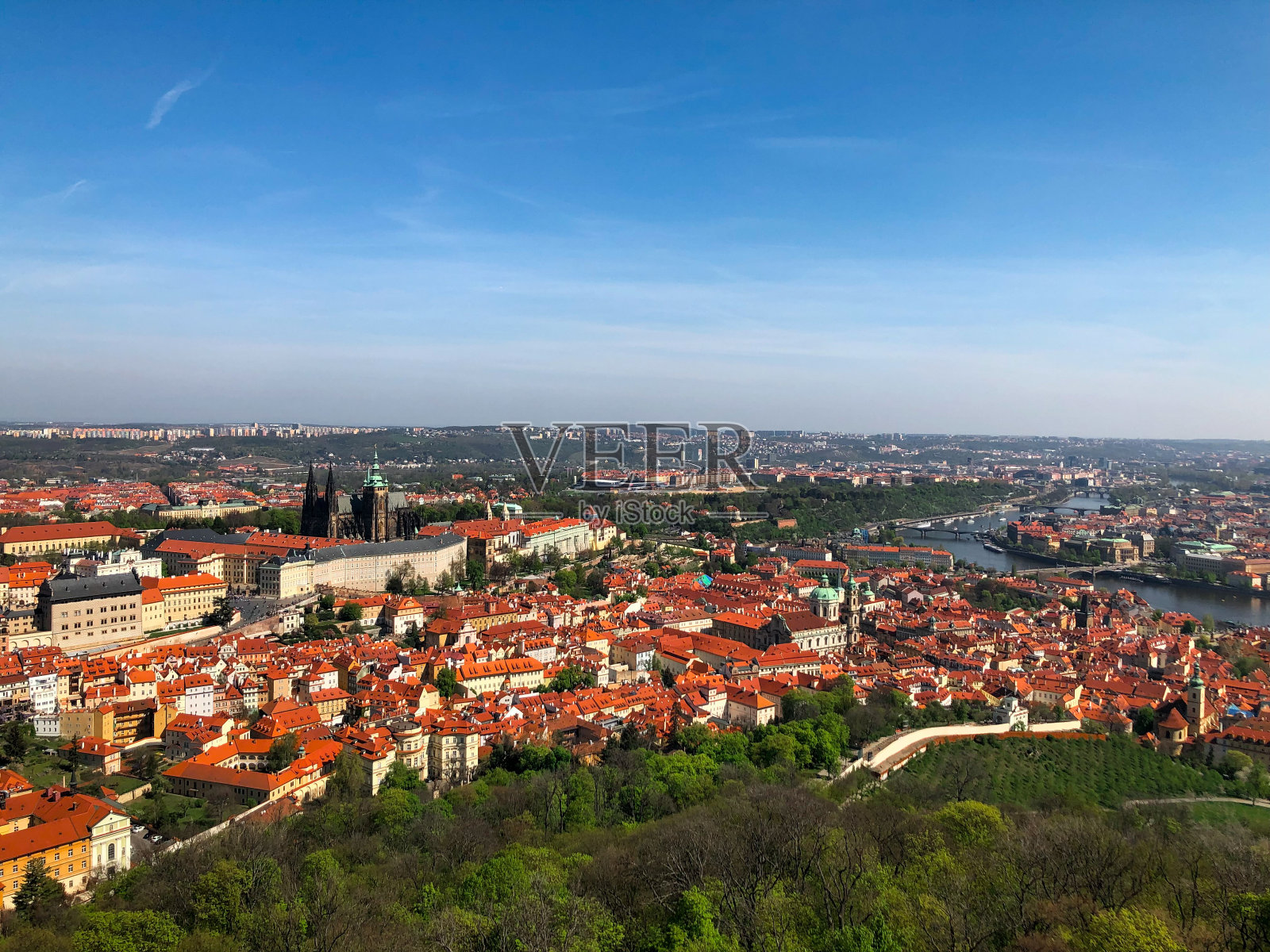 布拉格历史悠久的老城区的红色屋顶和十几个尖塔照片摄影图片