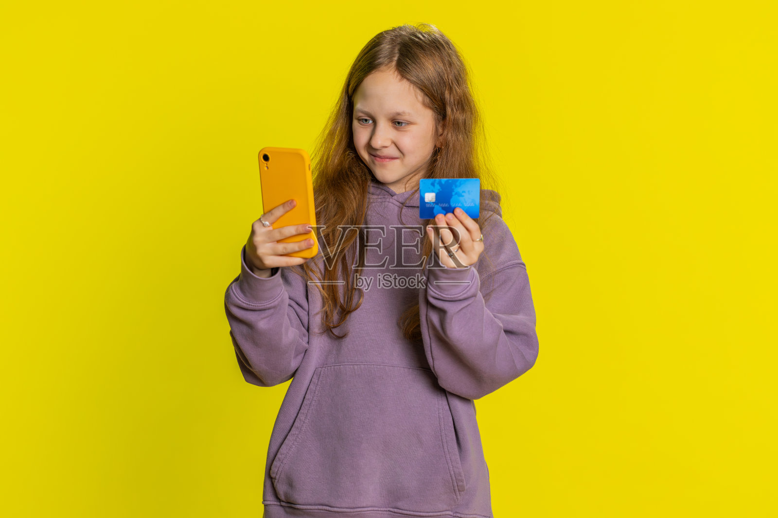 小女孩在网上购物时使用信用卡智能手机转账消费照片摄影图片