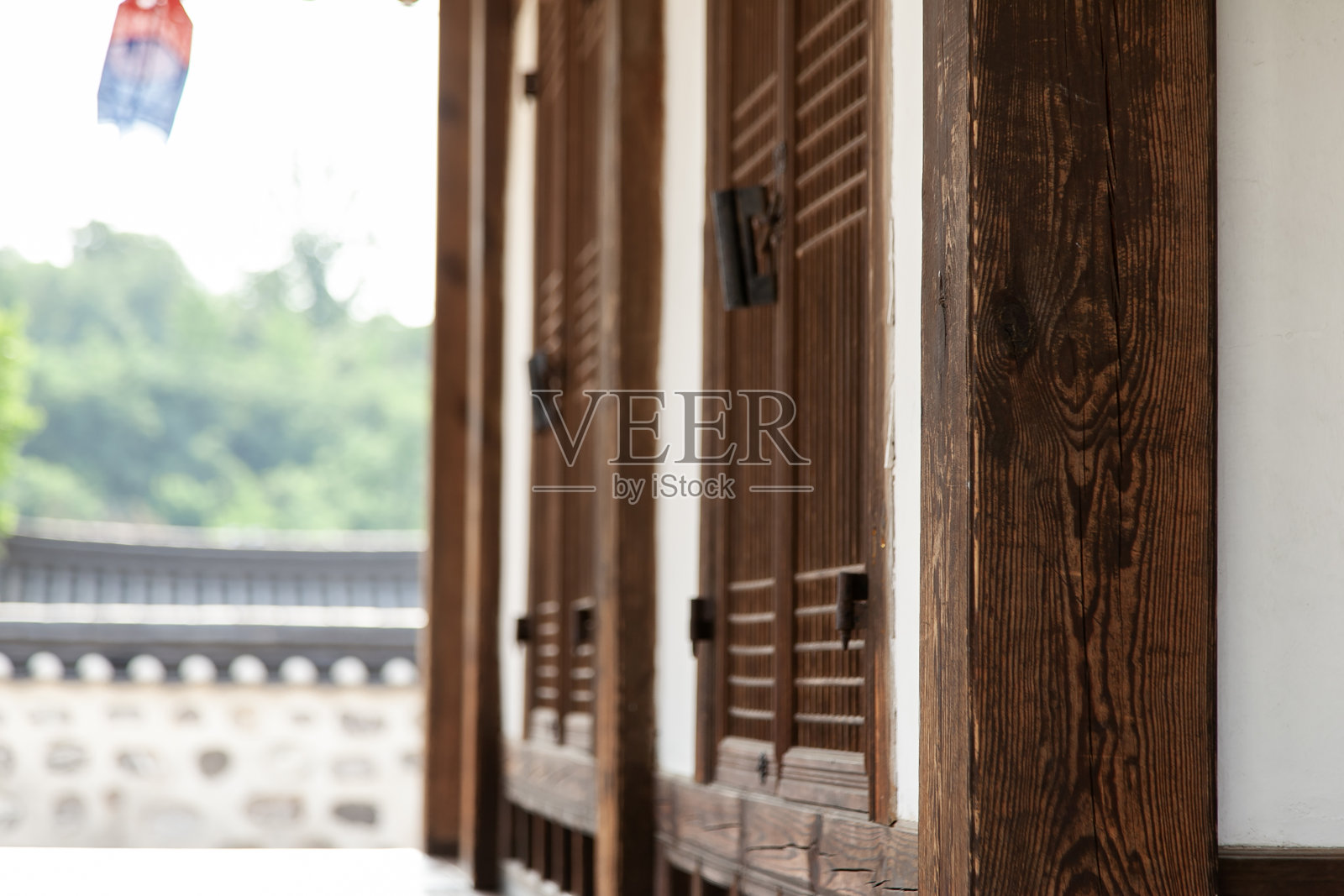 传统韩国房子里的木门照片摄影图片