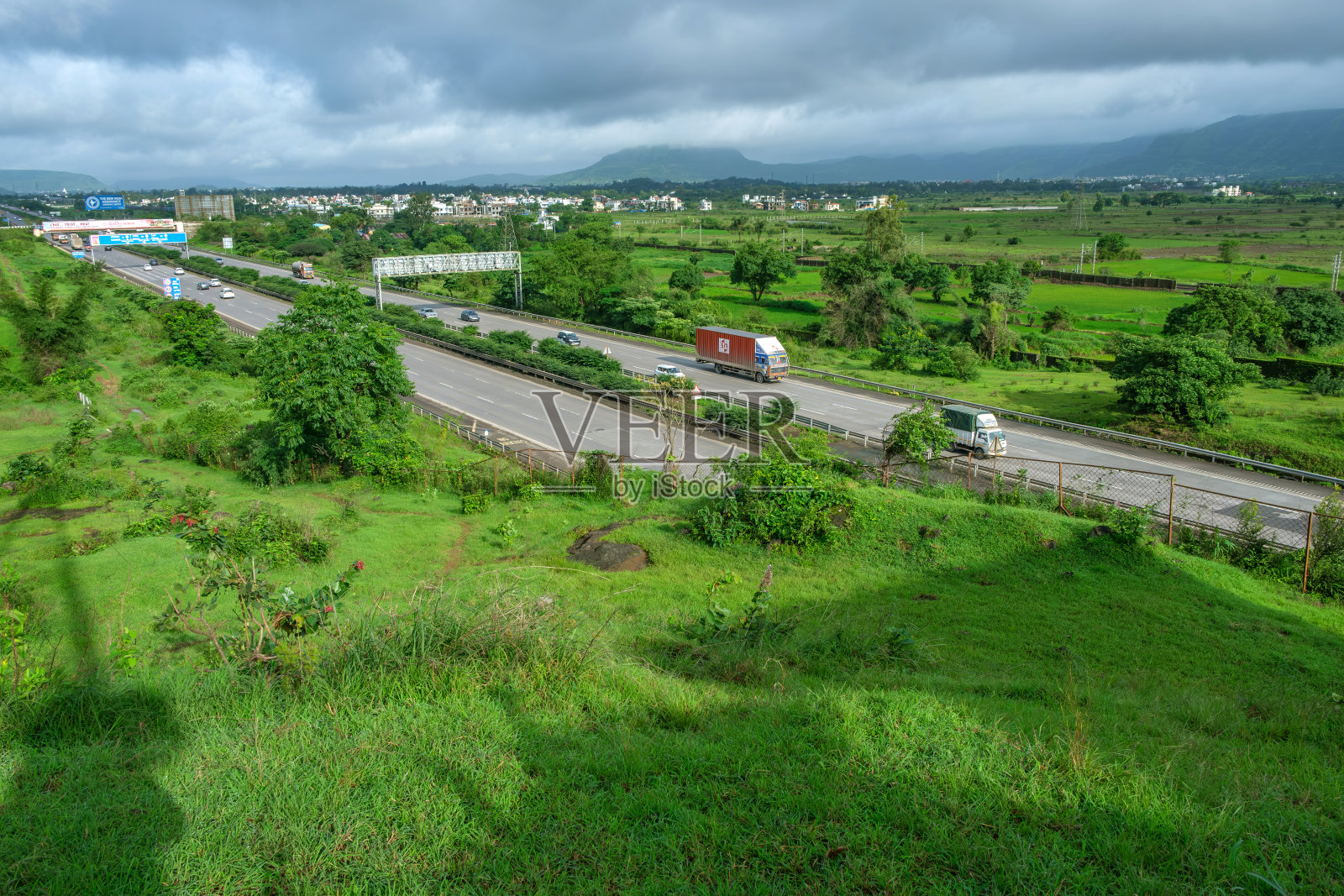 季风期间的高速公路照片摄影图片