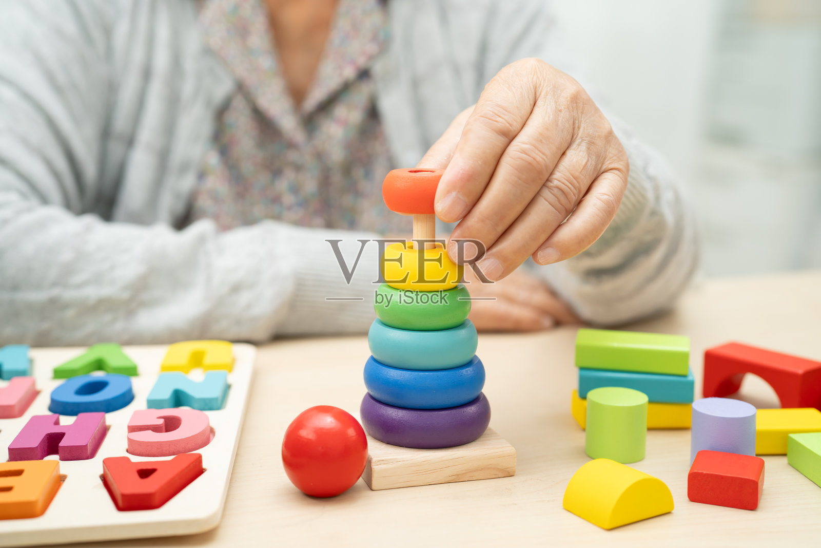 阿尔茨海默病AD，亚洲老年女性痴呆症患者学习实用运动技能康复。照片摄影图片