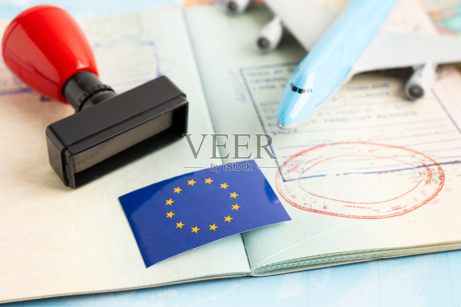 欧盟旗帜，签证盖章和护照文件，在国内机场入境。照片摄影图片