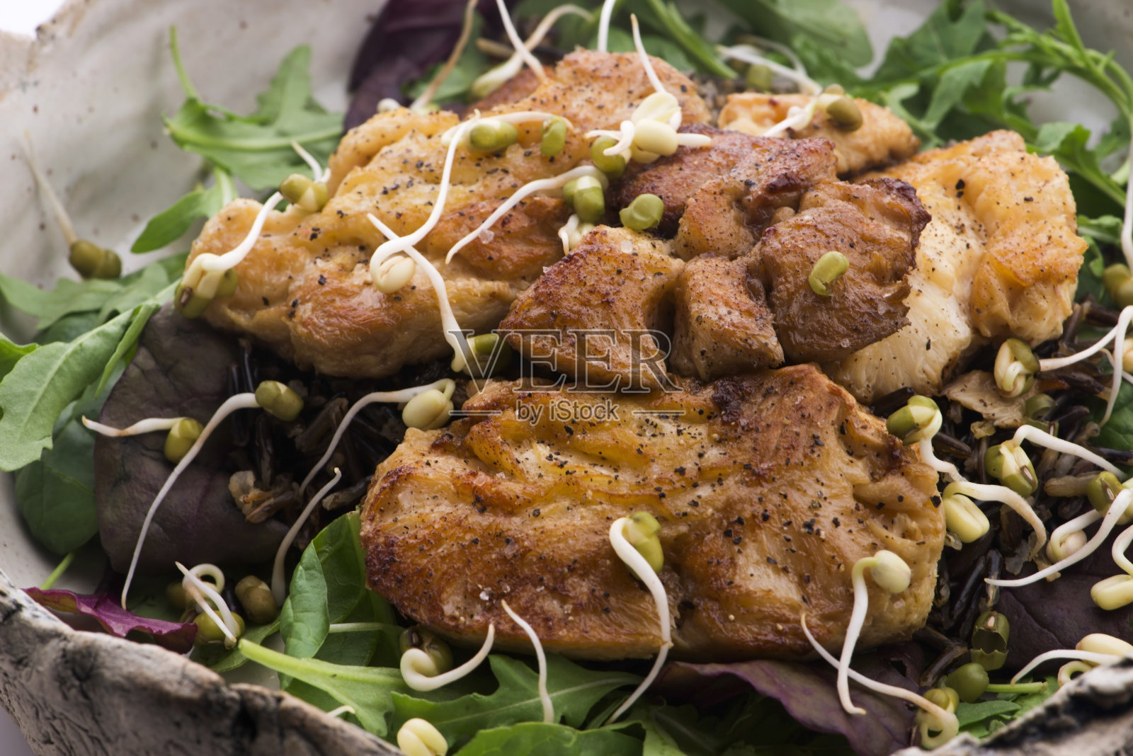 狮子鬃毛和沙拉一起炸照片摄影图片