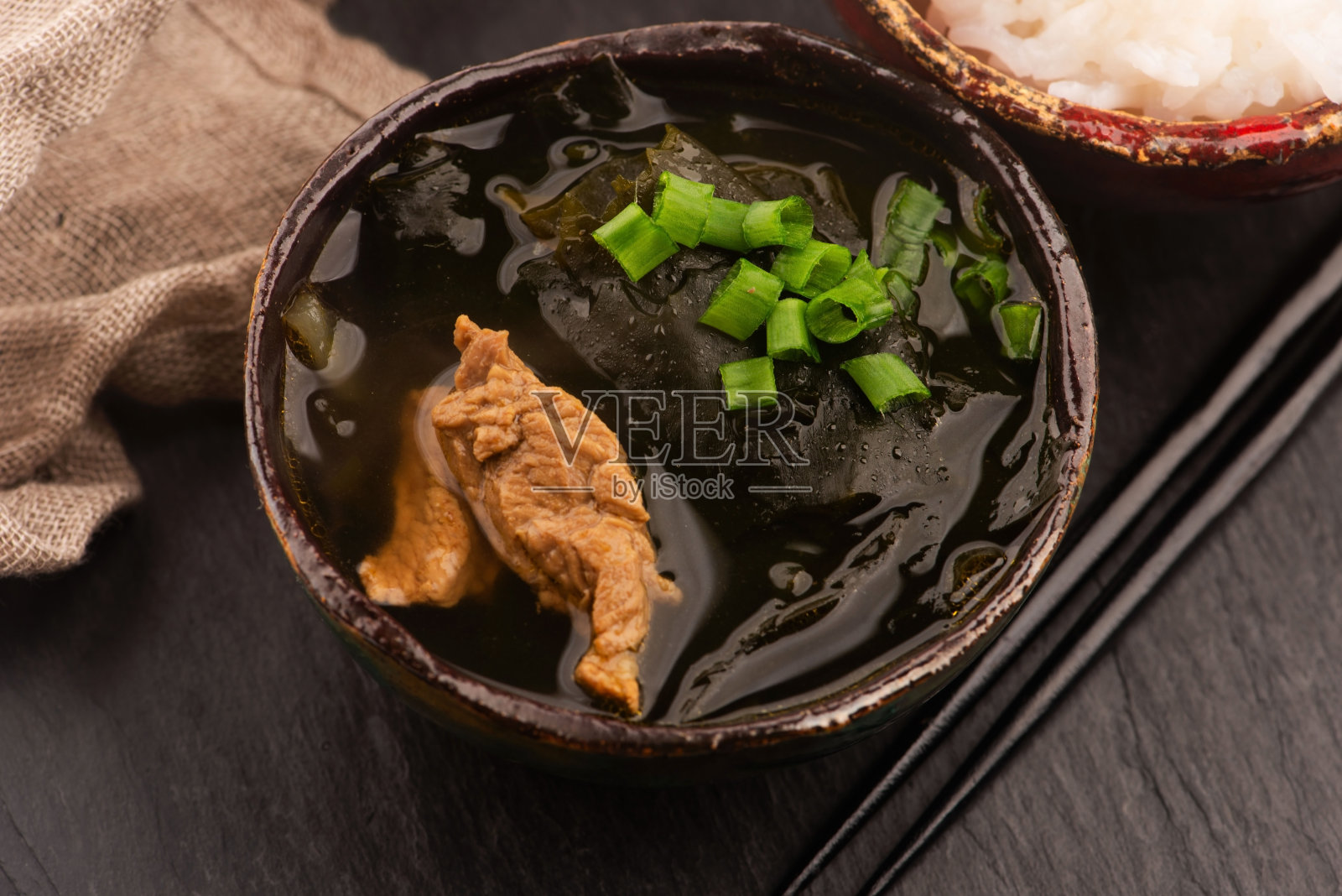 韩式海带汤Miyeok Guk的特写照片摄影图片