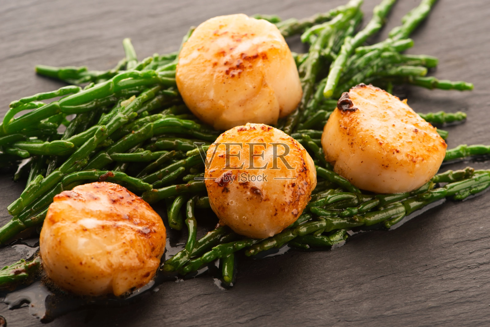 扇贝配水仙照片摄影图片