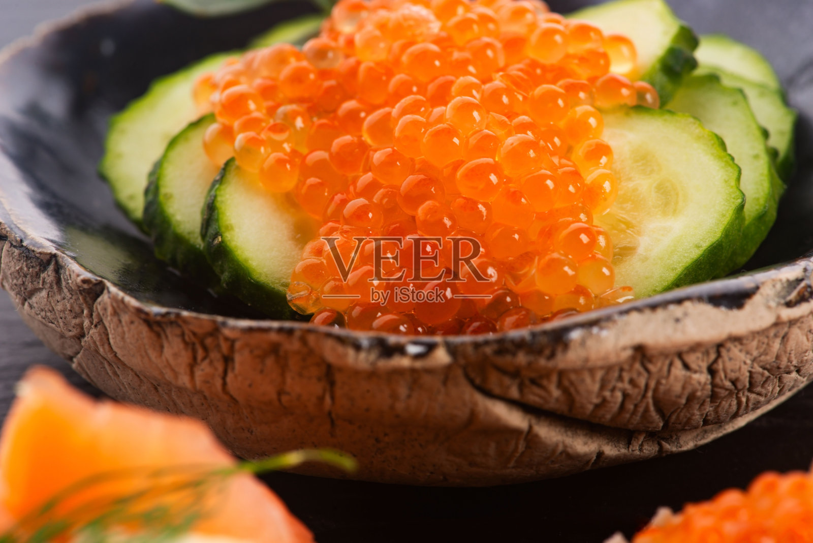 鲑鱼鳟鱼鱼子酱三明治特写照片摄影图片