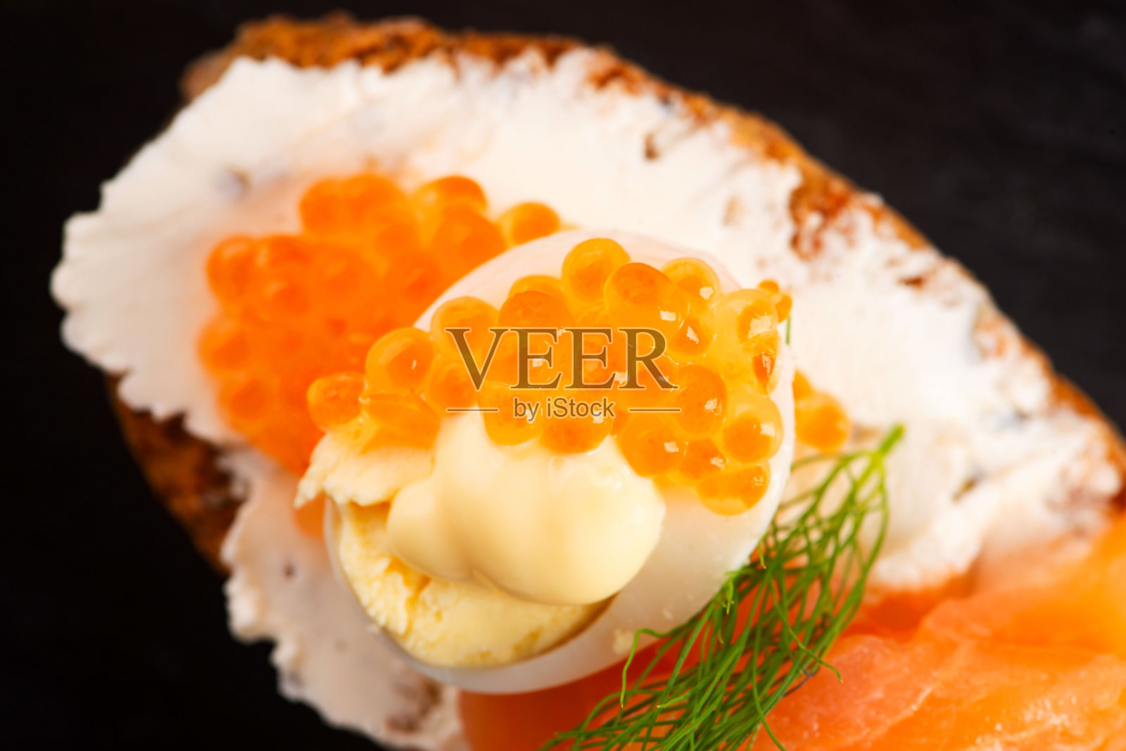 鲑鱼鳟鱼鱼子酱三明治特写照片摄影图片