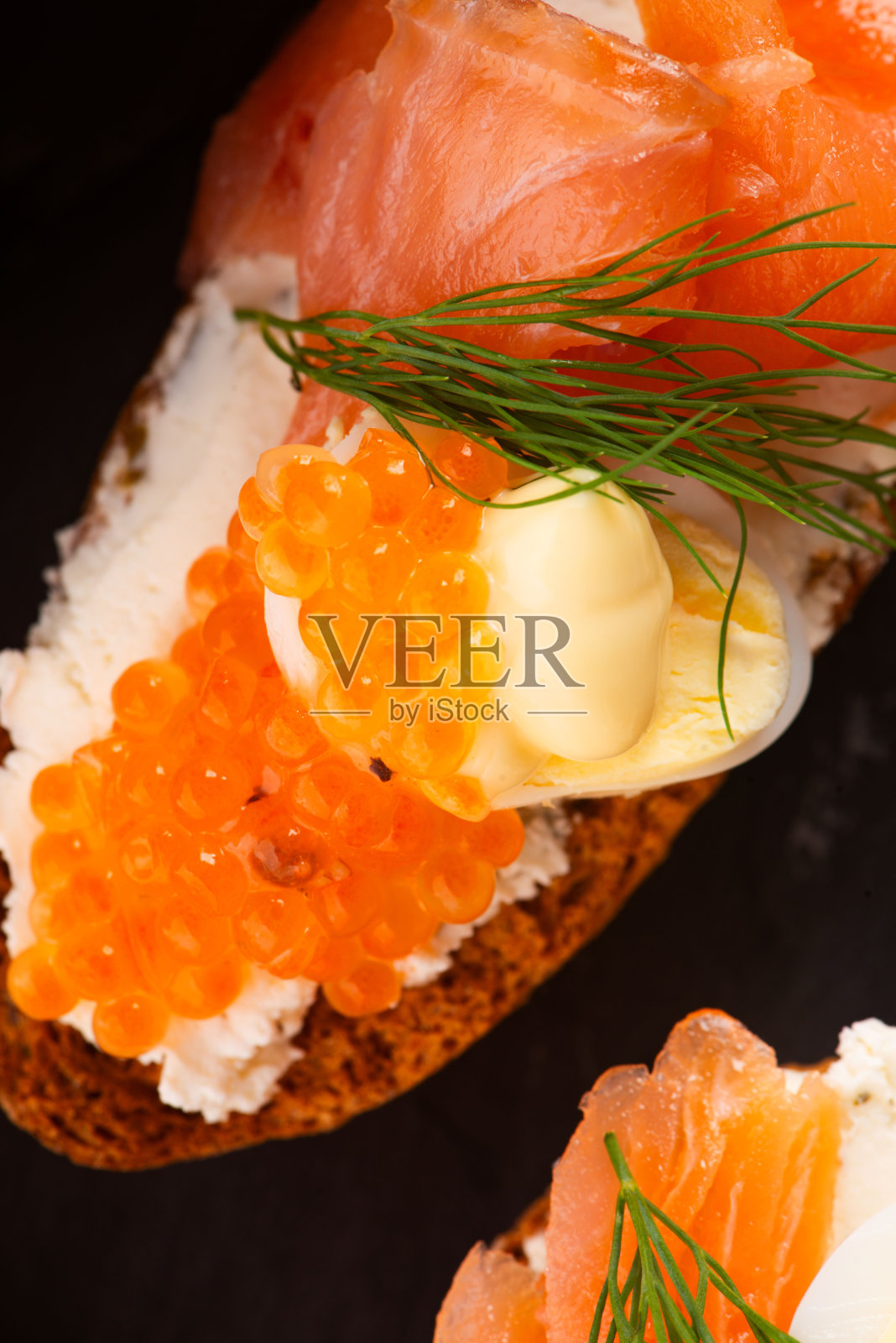 鲑鱼鳟鱼鱼子酱三明治特写照片摄影图片