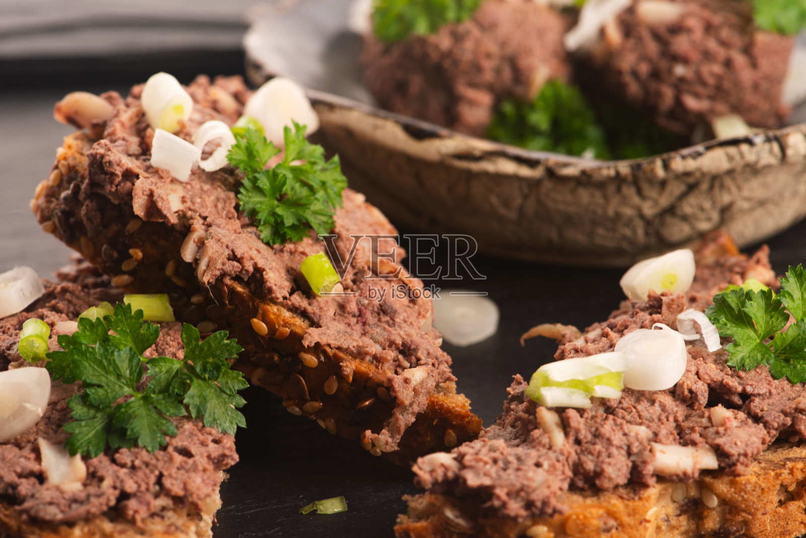 早餐是三明治配自制鸡肝酱照片摄影图片