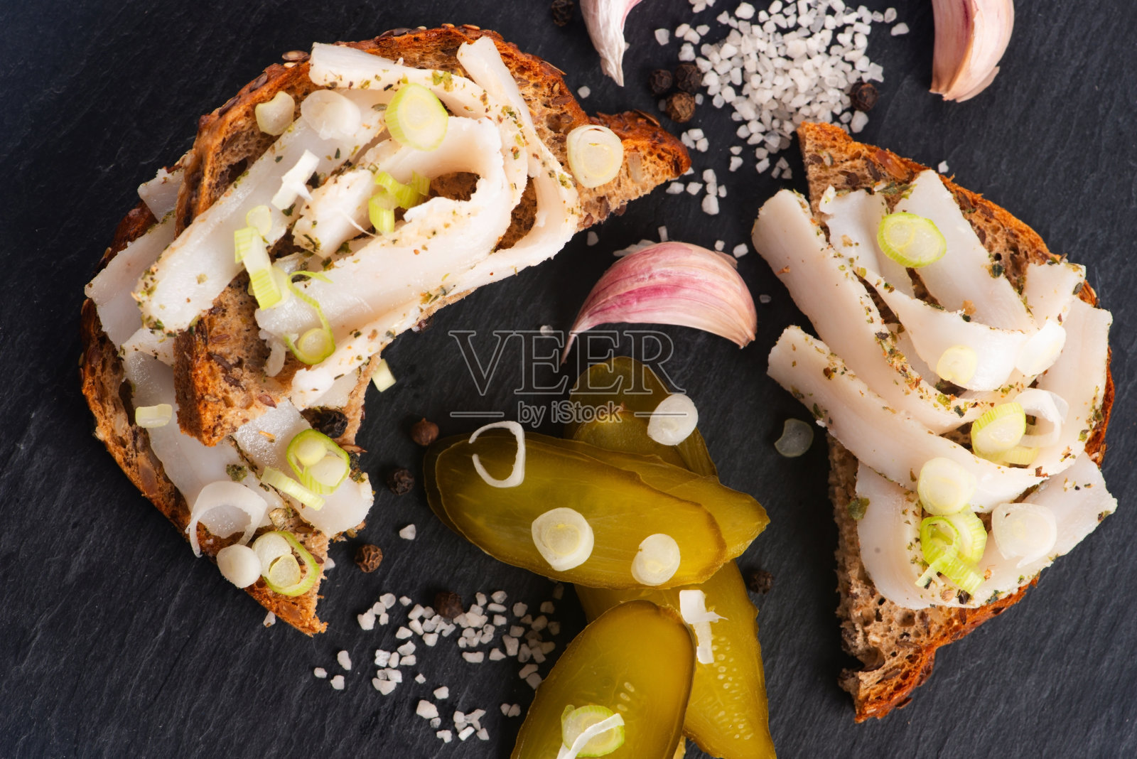 美味的咸猪油三明治。美味的三明治与咸猪油(salo)，传统的乌克兰美食照片摄影图片