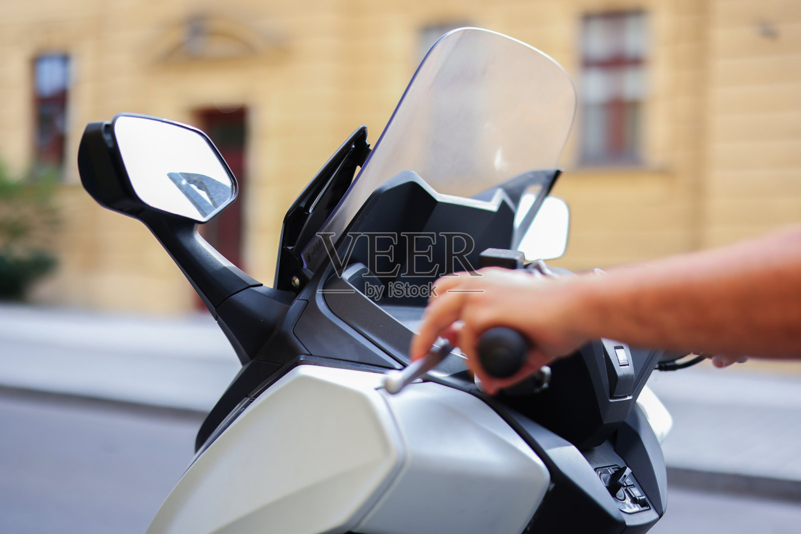 骑手的手在选择性聚焦中握住摩托车的方向盘。照片摄影图片