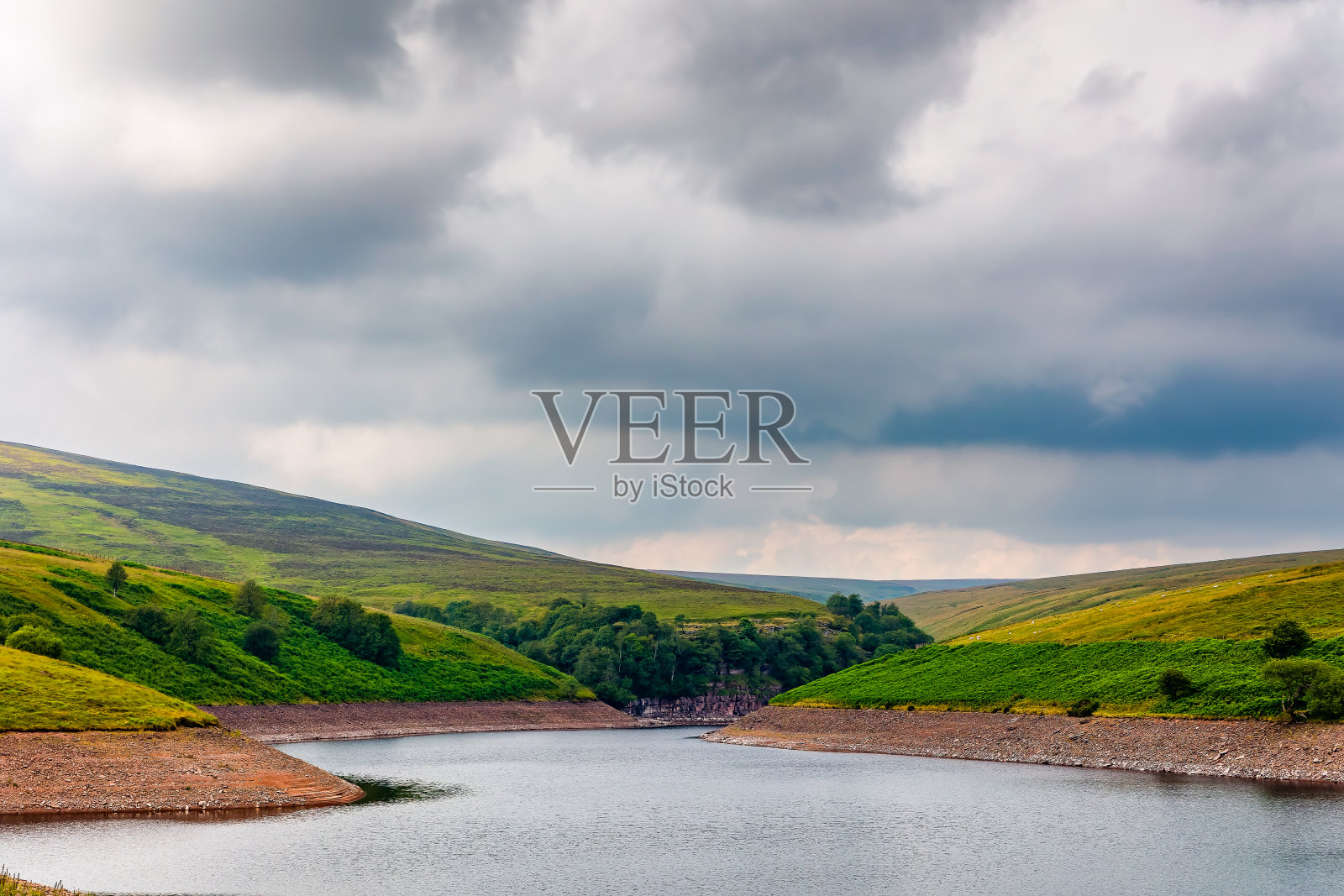在一个潮湿、暴风雨的下午，水库的低水位照片摄影图片