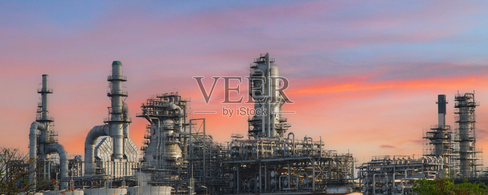 石油天然气工业区，炼油设备，炼油厂工业管道特写，大型炼油厂带阀输油管道详图。照片摄影图片