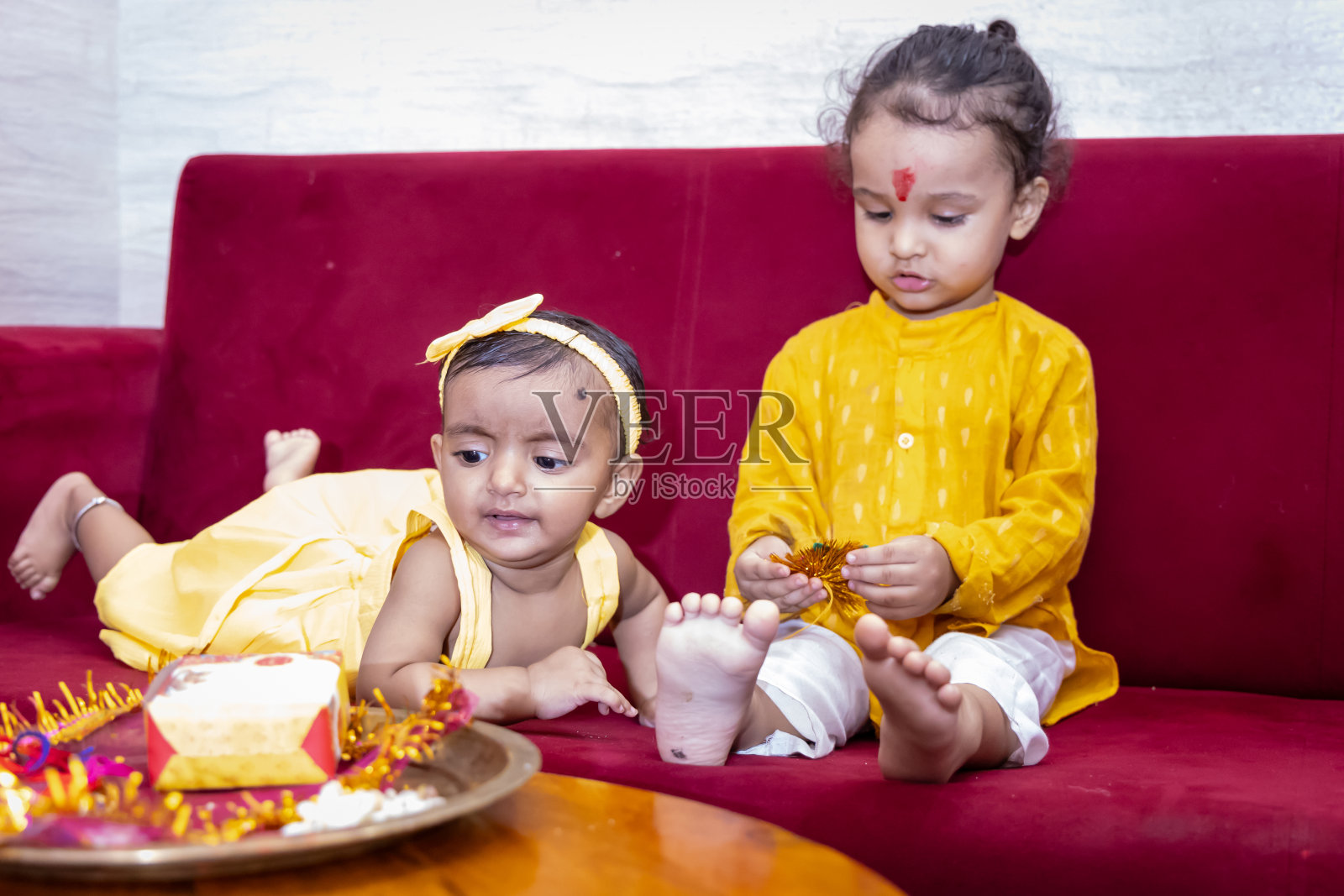 弟弟和妹妹在印度罗夏班丹节之际可爱的表情在室内照片摄影图片