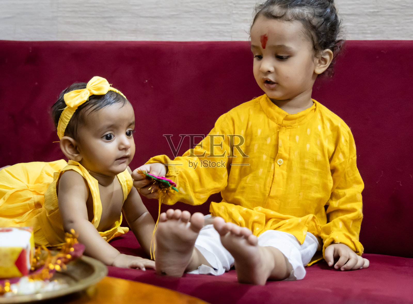 弟弟和妹妹在印度罗夏班丹节之际可爱的表情在室内照片摄影图片