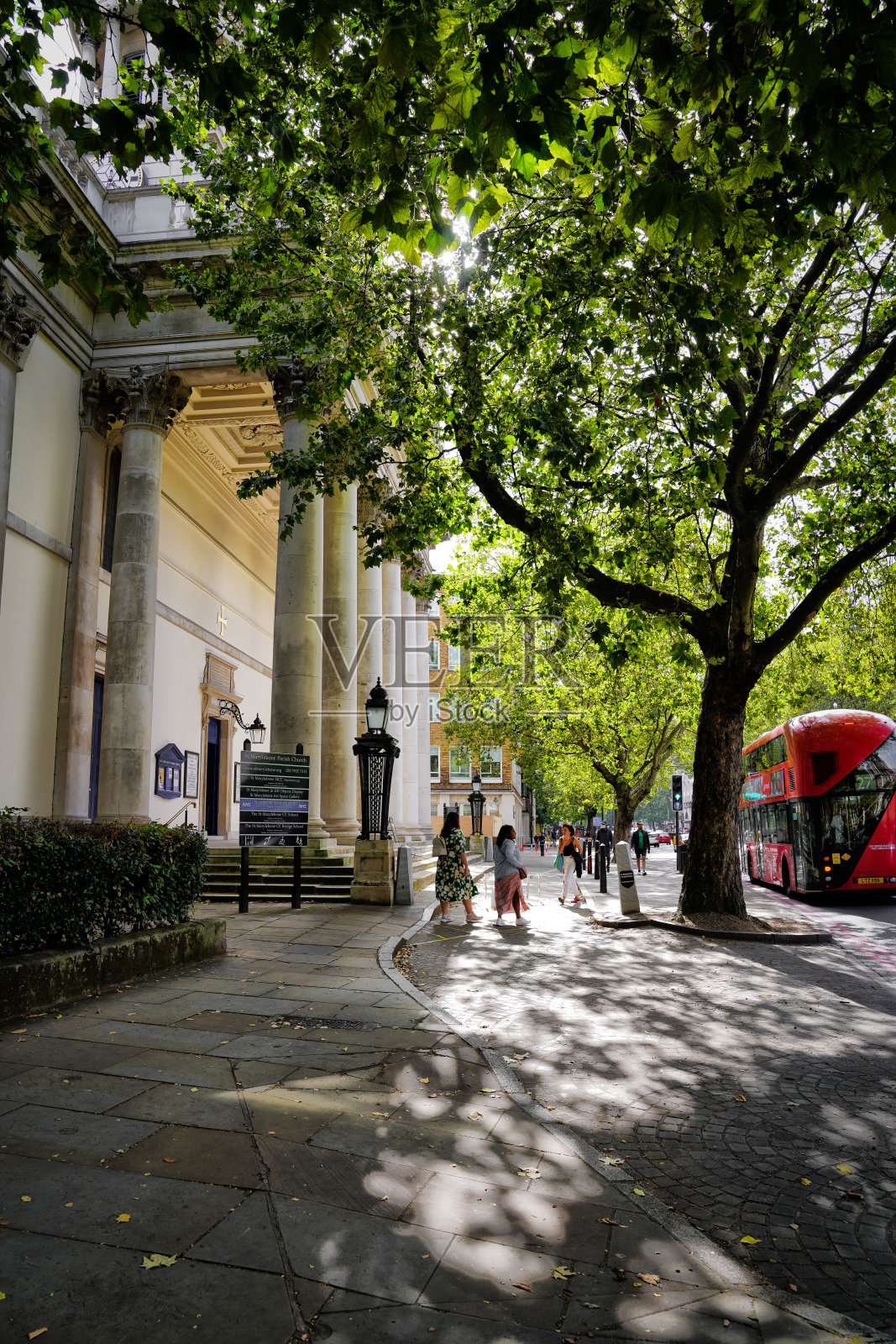 伦敦新古典主义圣马里波恩教区教堂正面和多利克圆柱，马里波恩路，英格兰，英国，大不列颠，欧洲照片摄影图片
