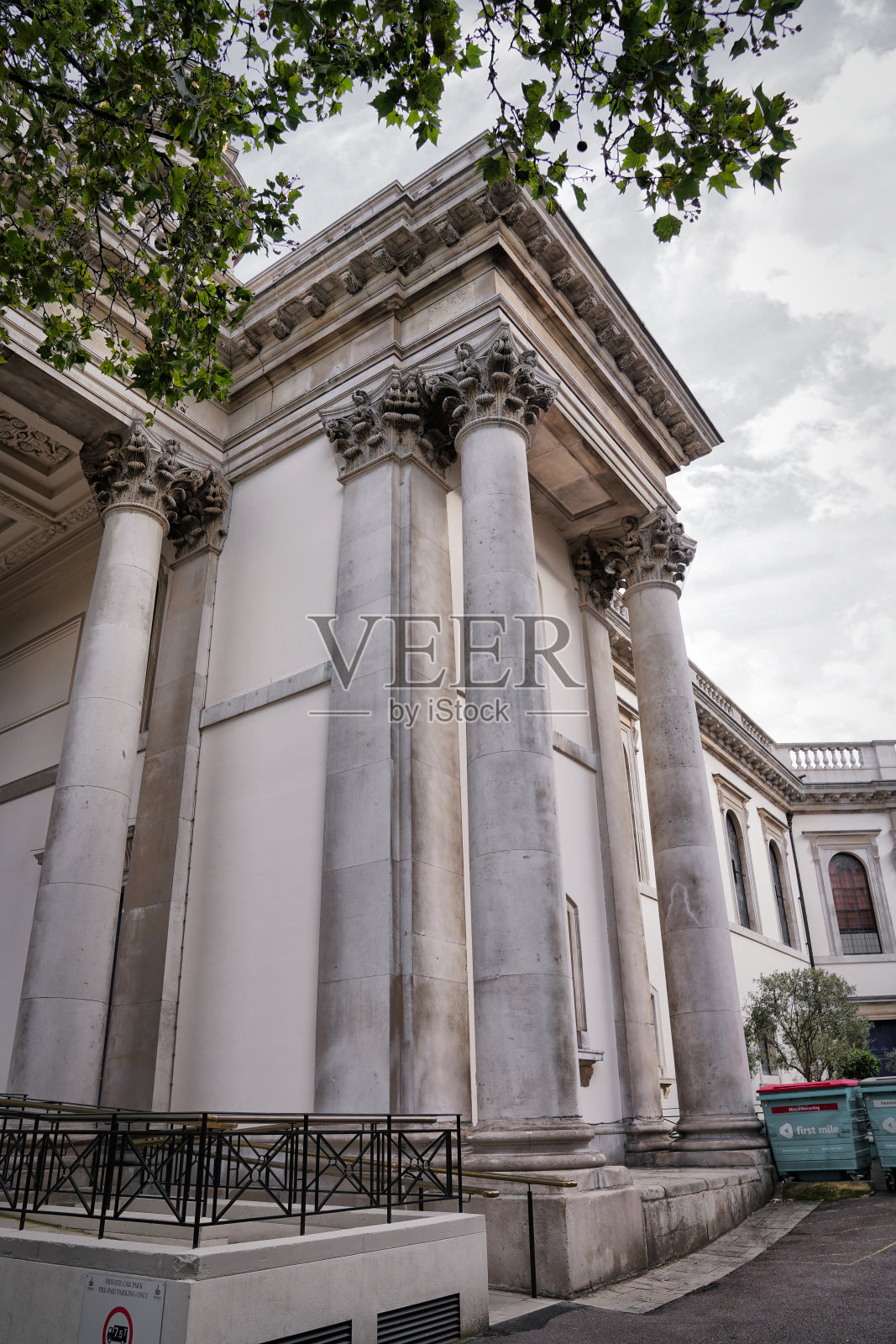 伦敦新古典主义圣马里波恩教区教堂正面和多利克圆柱,马里波恩路,英格兰,英国,大不列颠,欧洲照片摄影图片