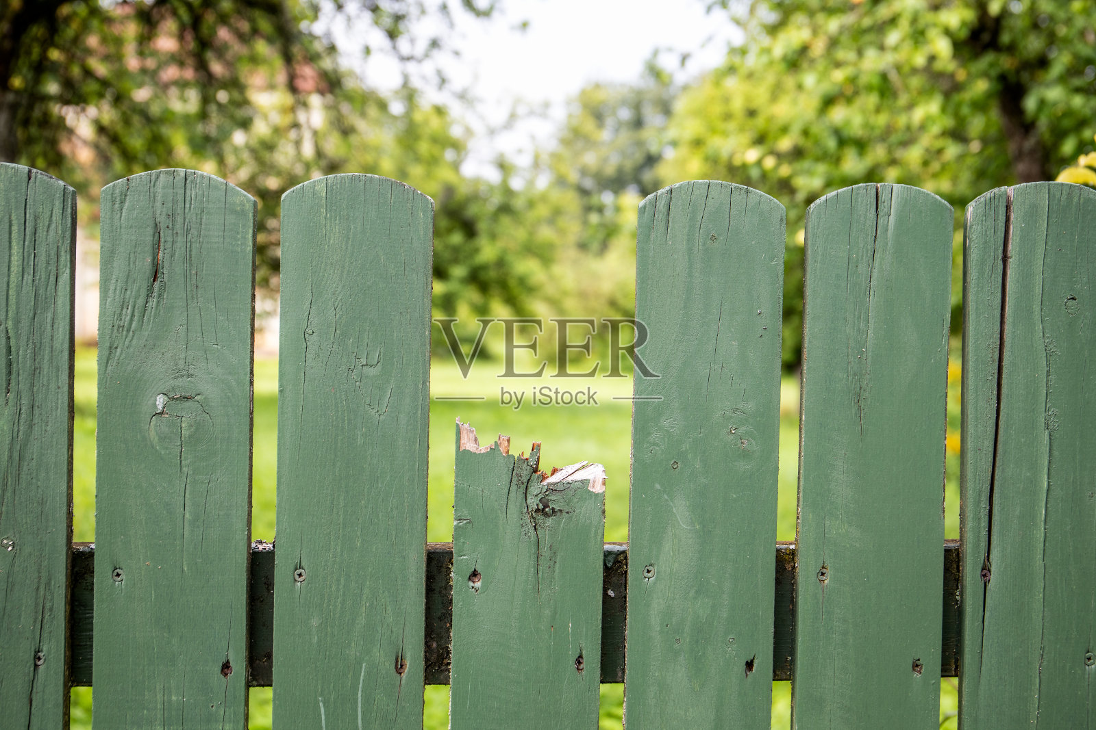 木制栅栏上破损和未损坏的木板，损坏和失效的抽象概念照片摄影图片