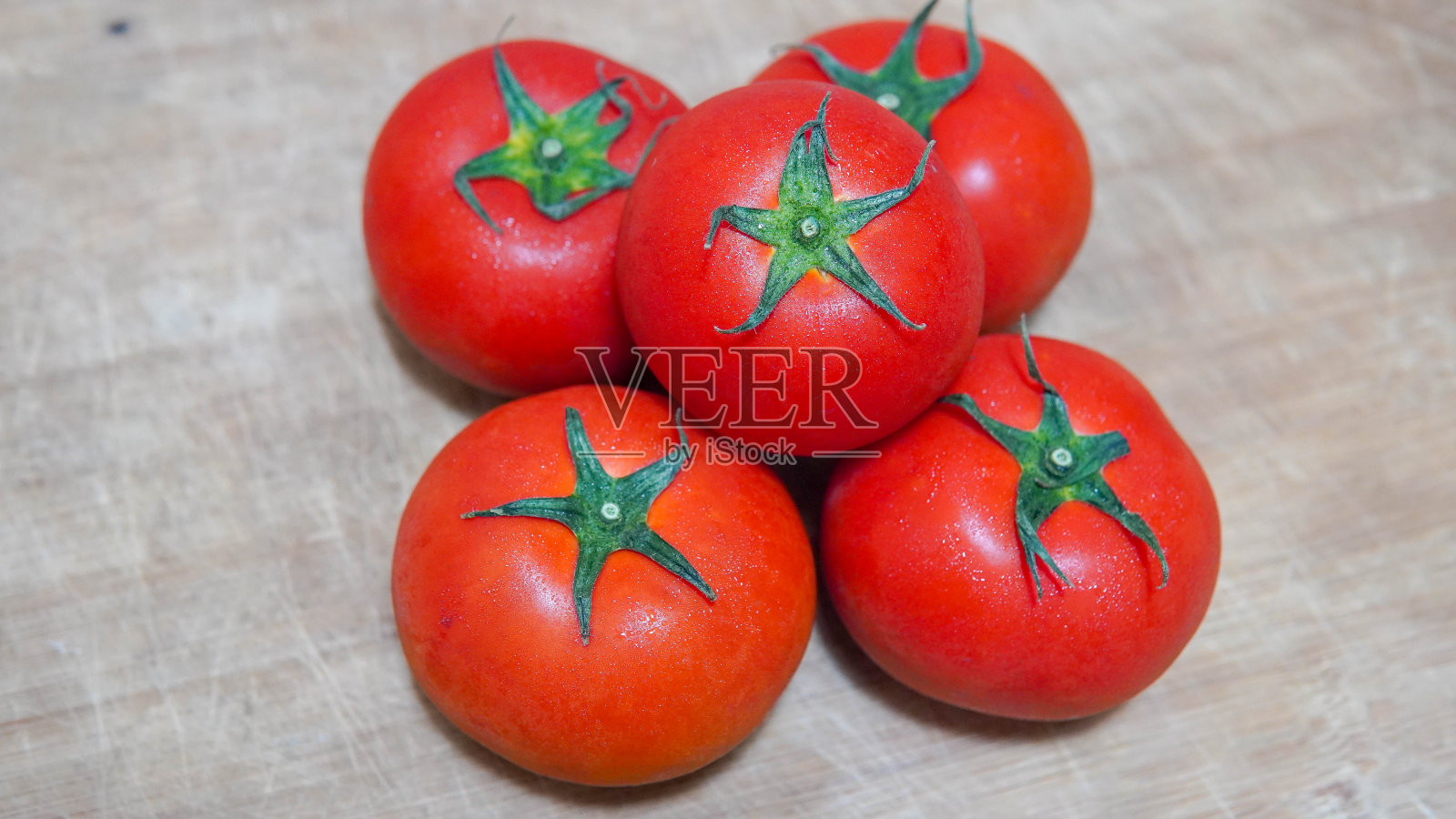 木头背景上的西红柿照片摄影图片