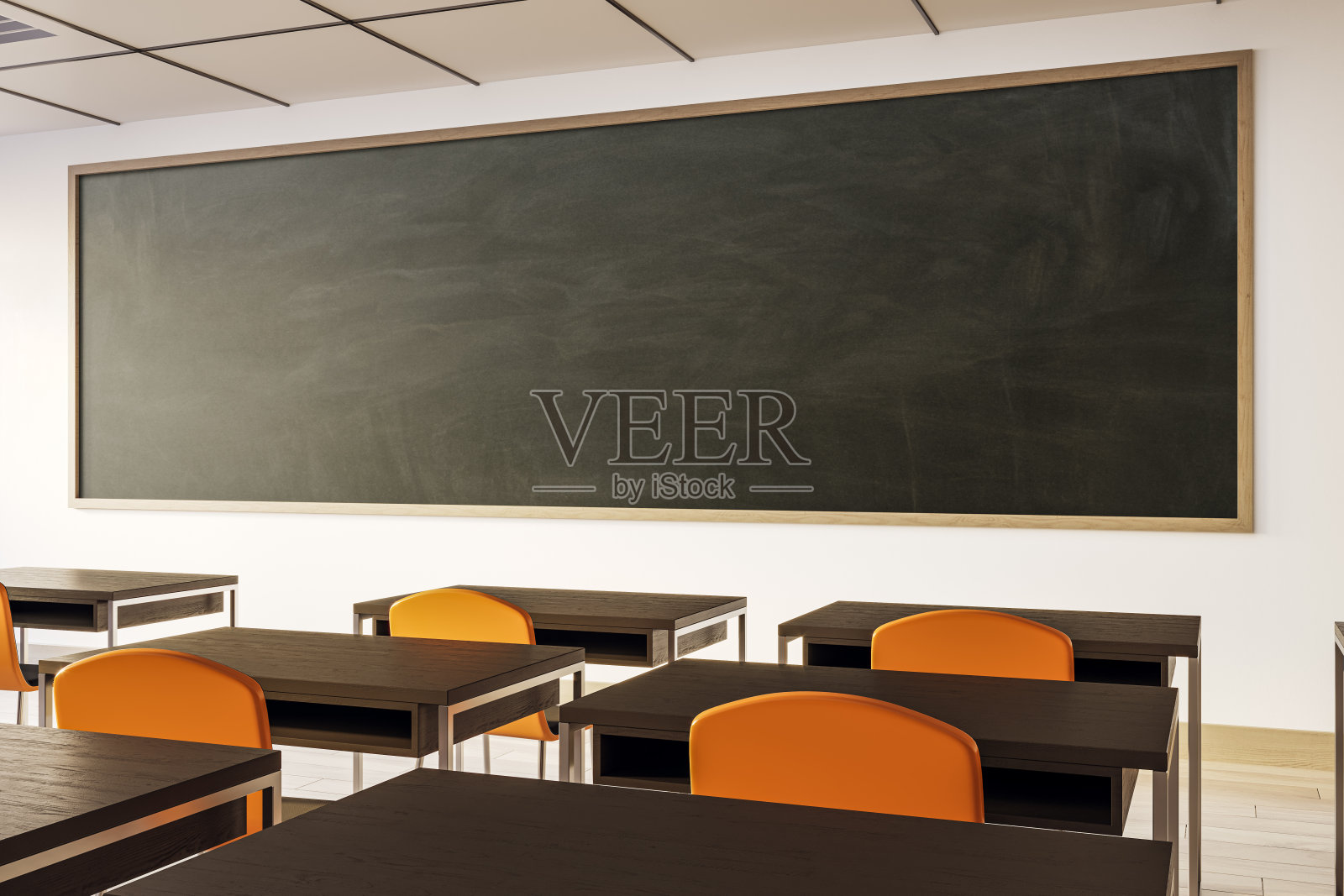 现代化的教室内部，大黑板和空课桌。三维渲染照片摄影图片