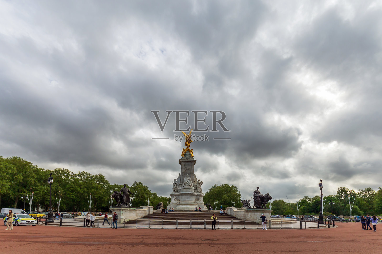 伦敦，白金汉宫前的维多利亚纪念碑照片摄影图片