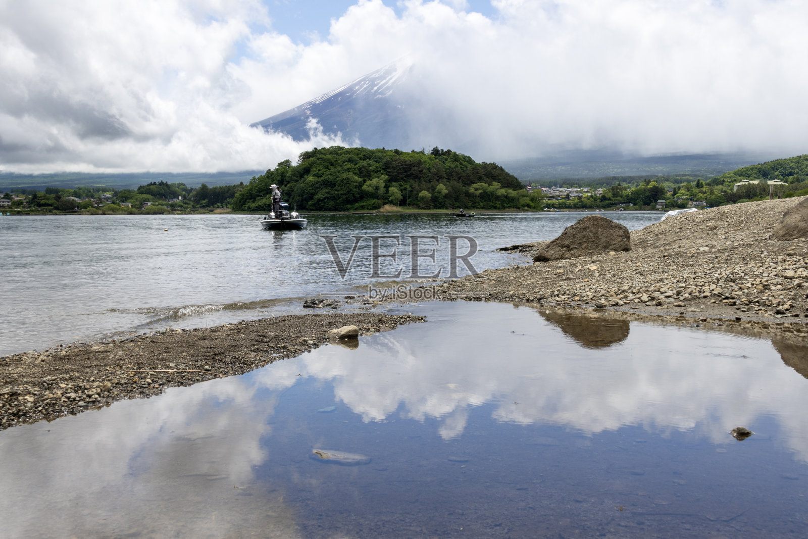 从日本川口湖俯瞰富士山。照片摄影图片