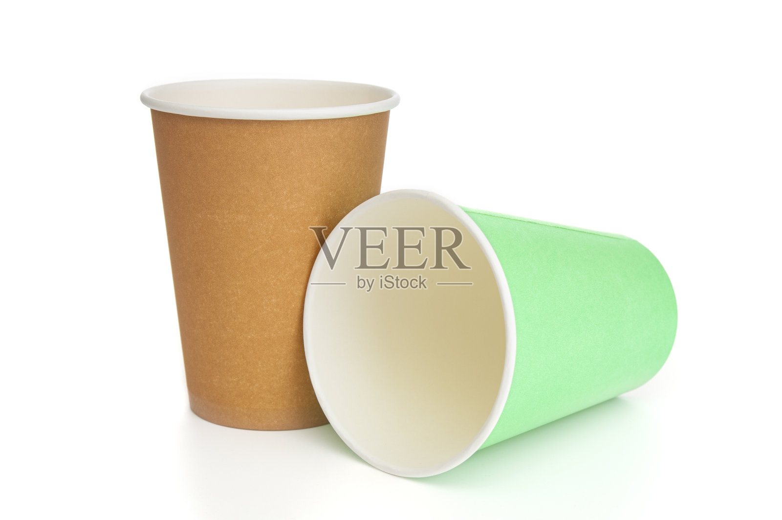 一次性纸杯被隔离在白色背景上照片摄影图片