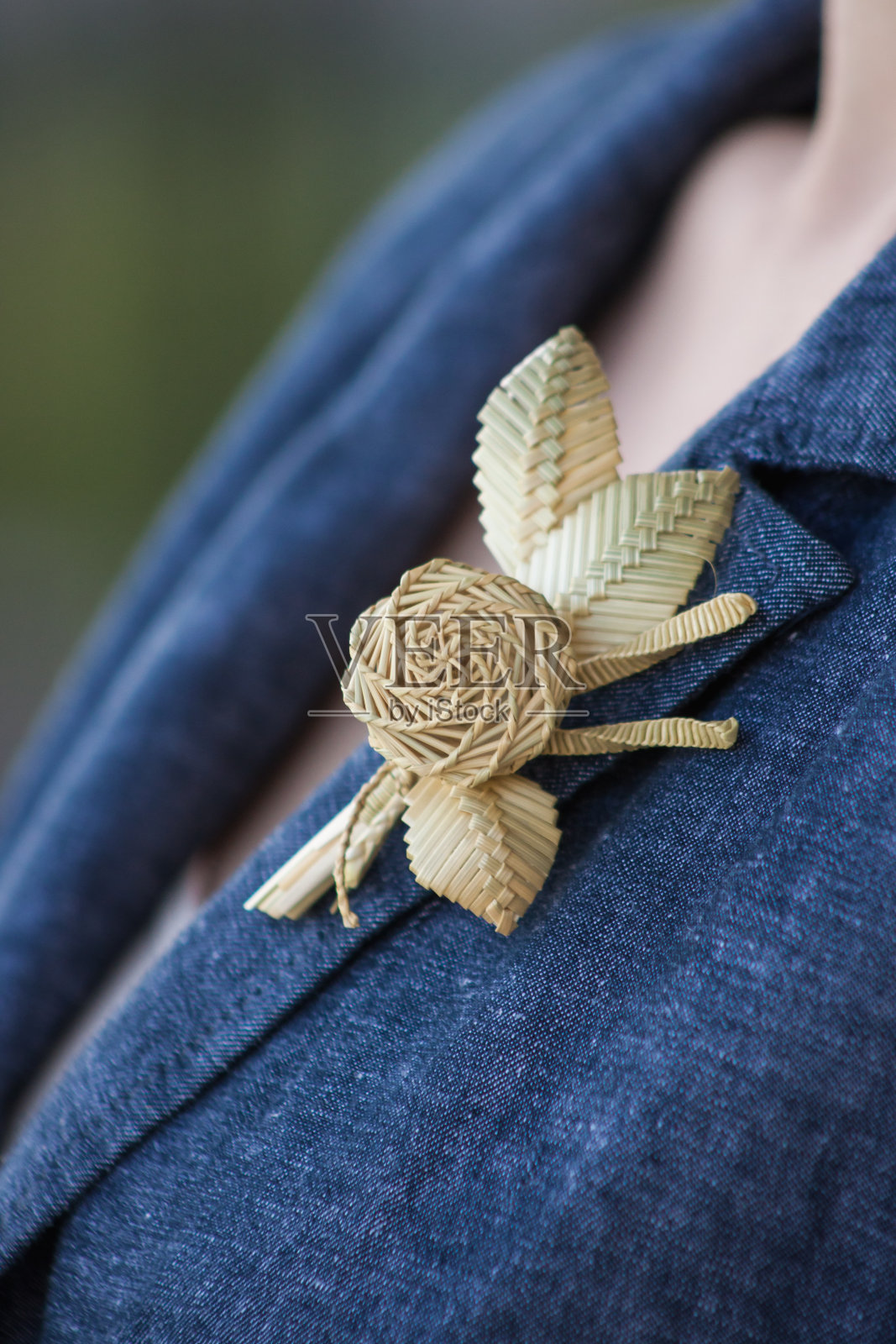 用稻草做的胸针。照片摄影图片