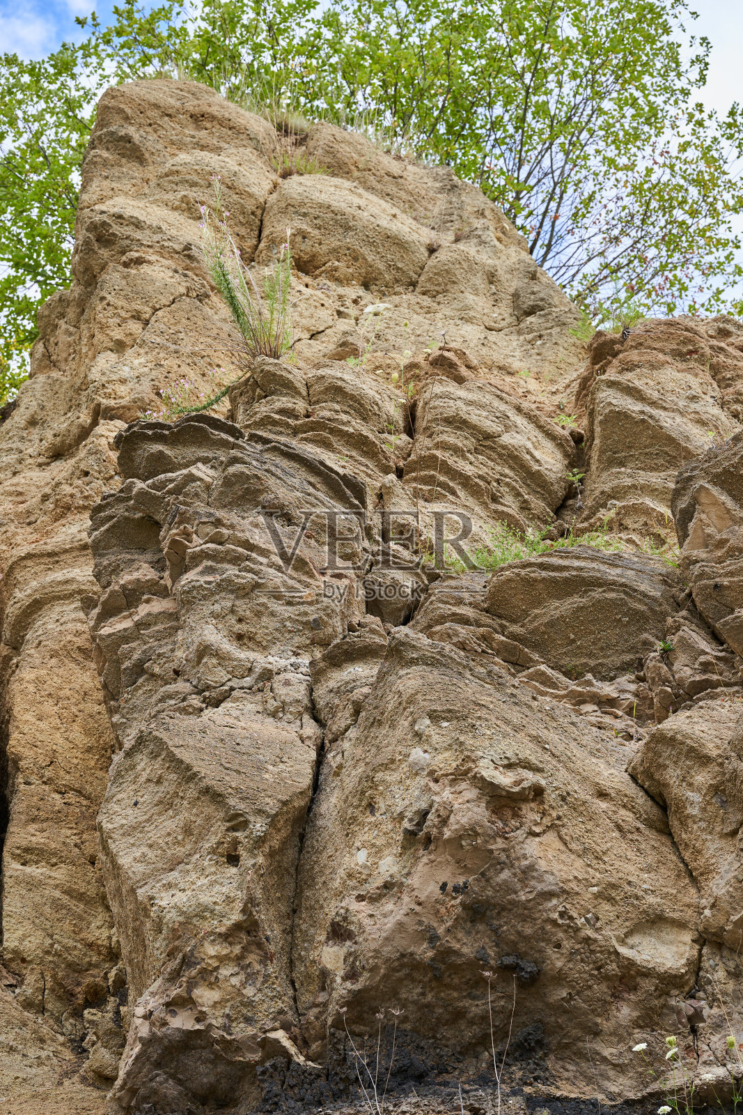 废弃采石场的岩层照片摄影图片