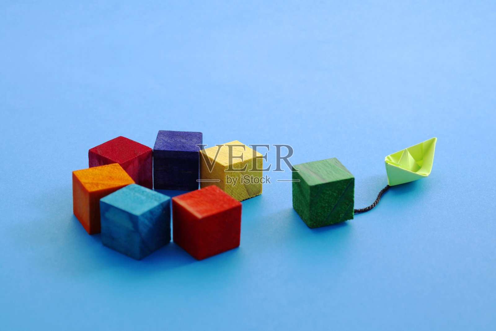 船拉出并移动木块照片摄影图片