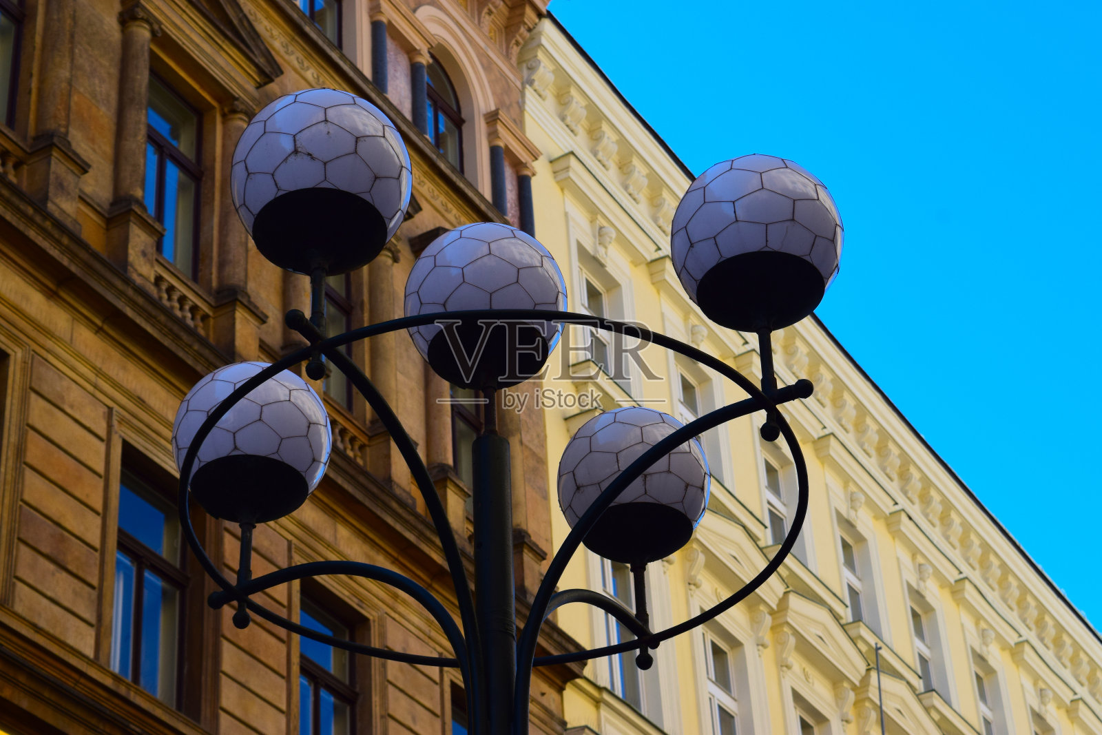 捷克布拉格街头的传统灯笼和外墙照片摄影图片