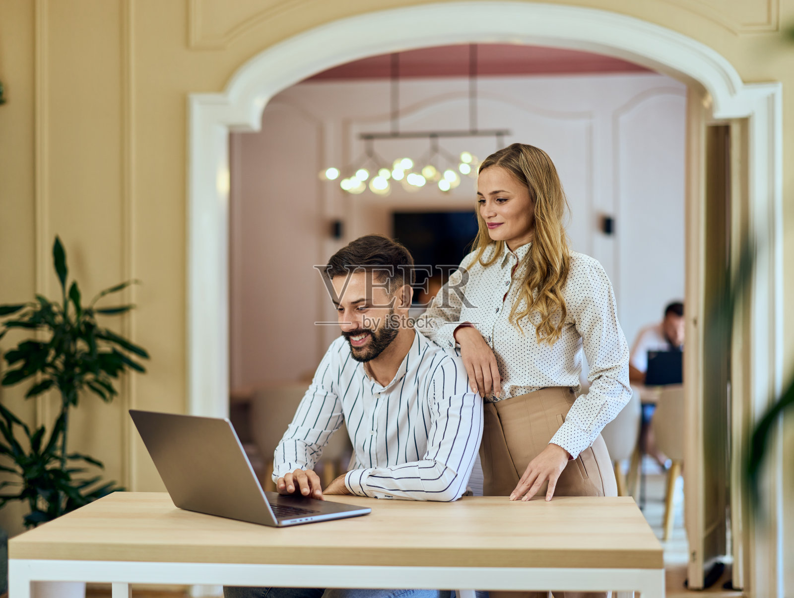 两个业务同事一起工作，使用笔记本电脑，在办公室。照片摄影图片