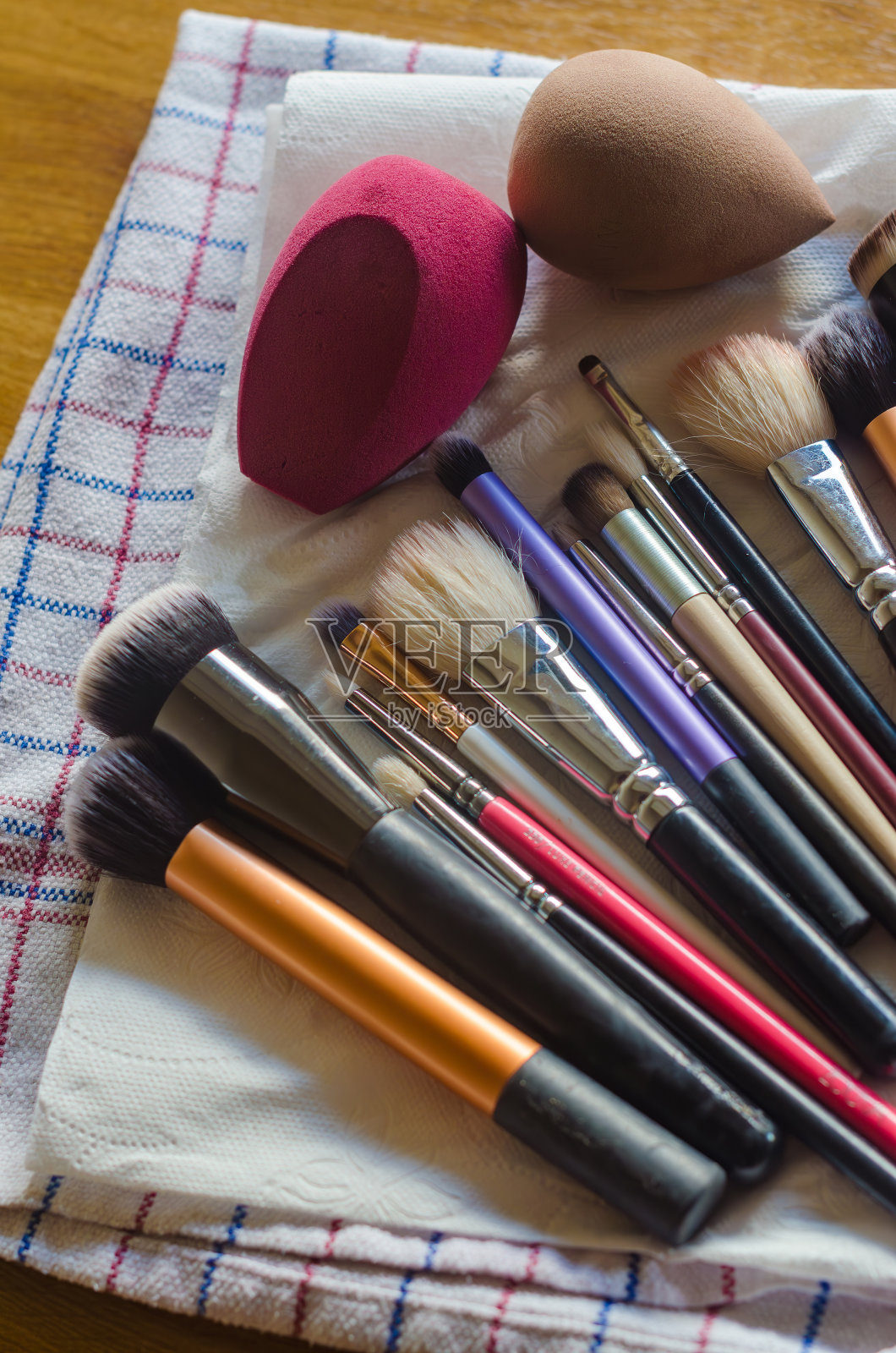 一套洗净的化妆刷和两块化妆海绵照片摄影图片