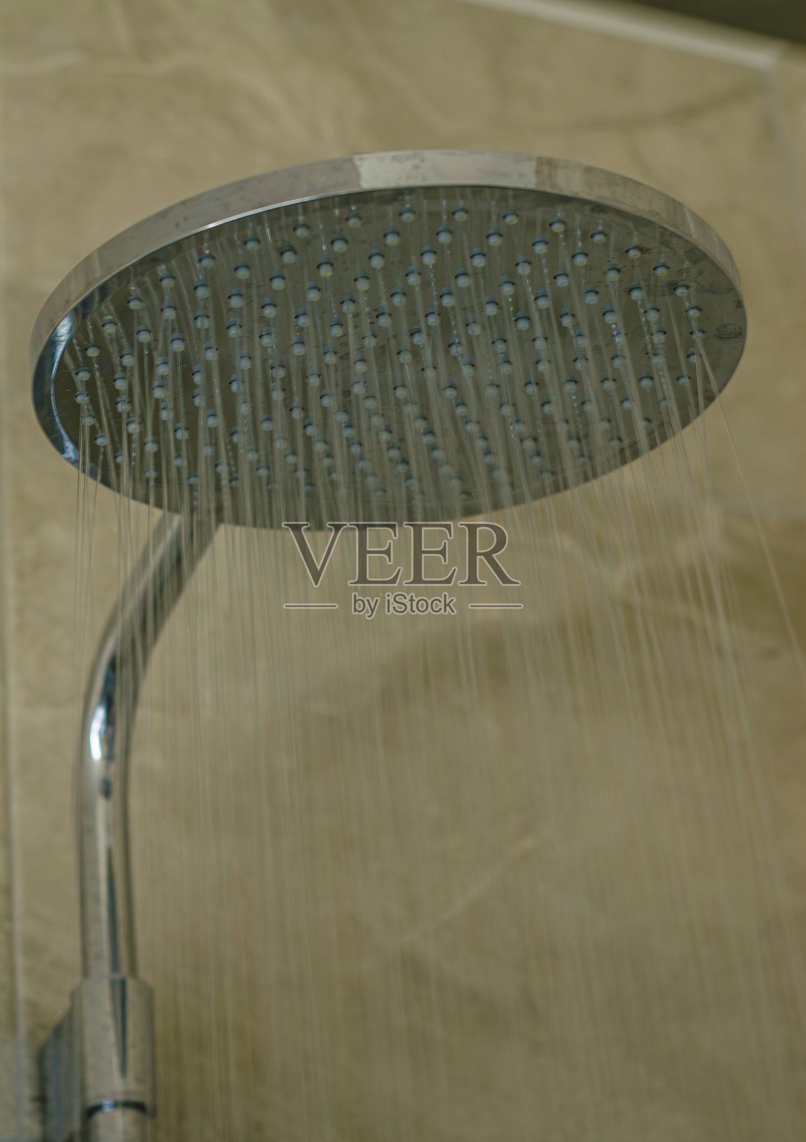 浴室里的金属淋浴头，水流出的特写图像照片摄影图片