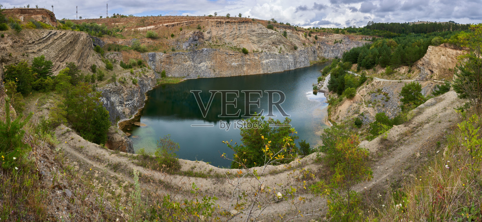 蔚蓝的湖在一个废弃的采石场照片摄影图片