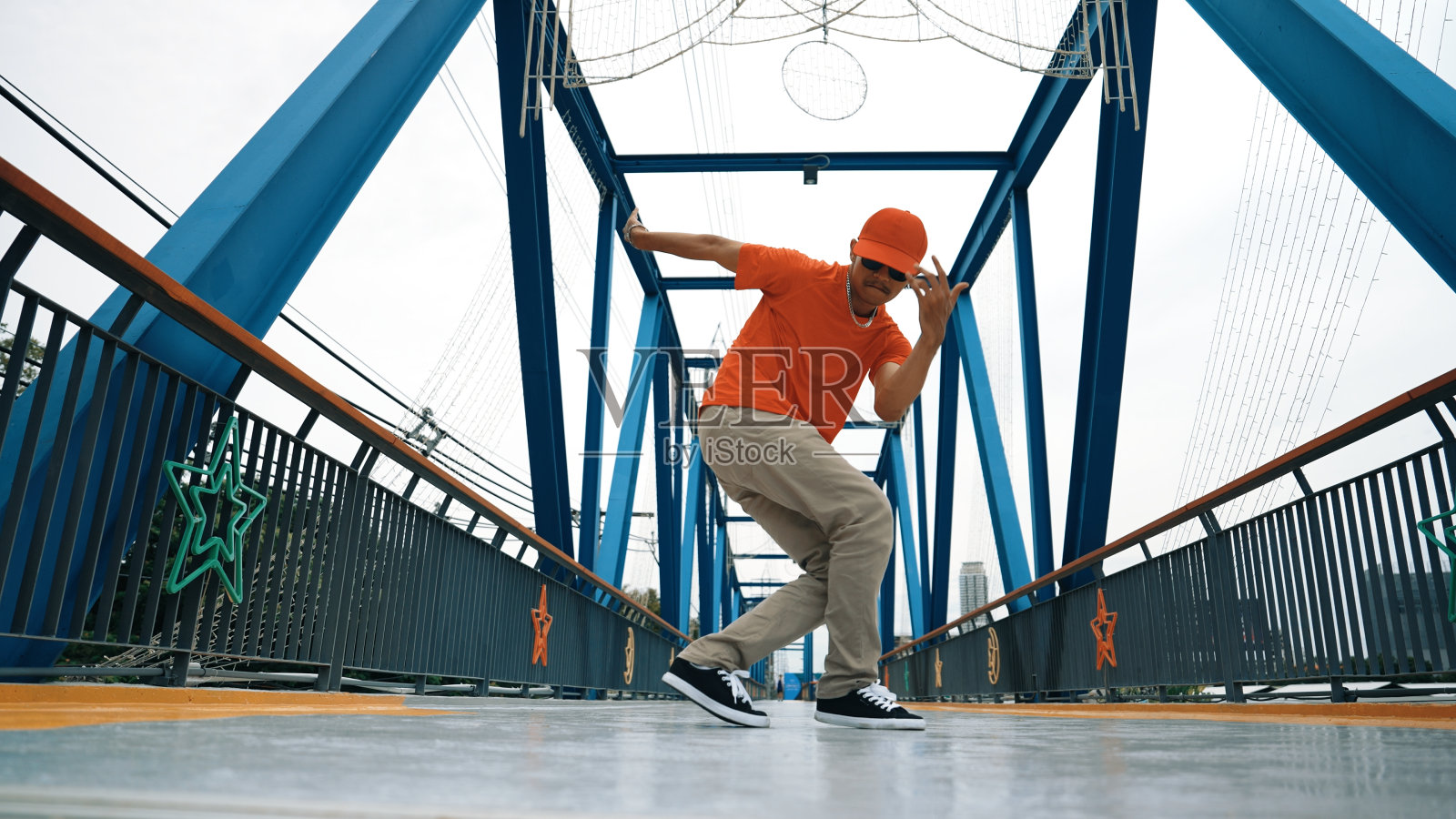 熟练的潮人用低角度相机在桥上表演脚步。活泼的。照片摄影图片