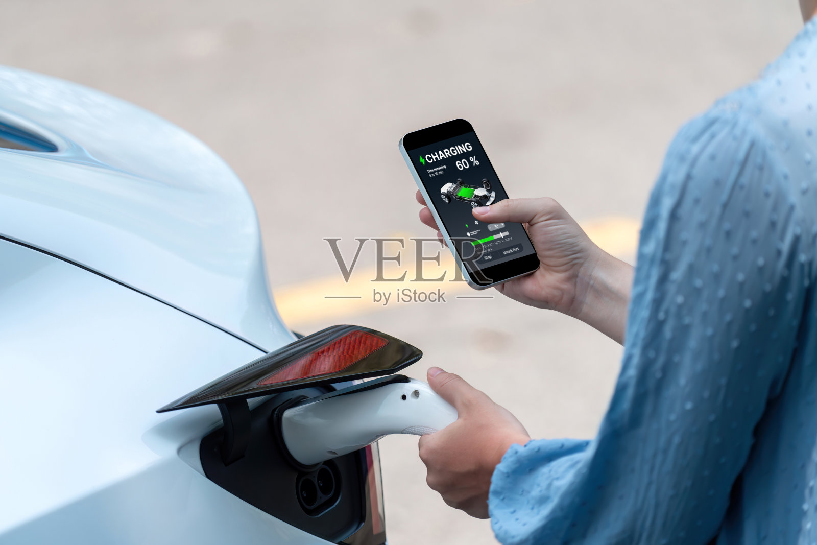 电动汽车电池状态显示在智能手机应用程序。永恒的照片摄影图片