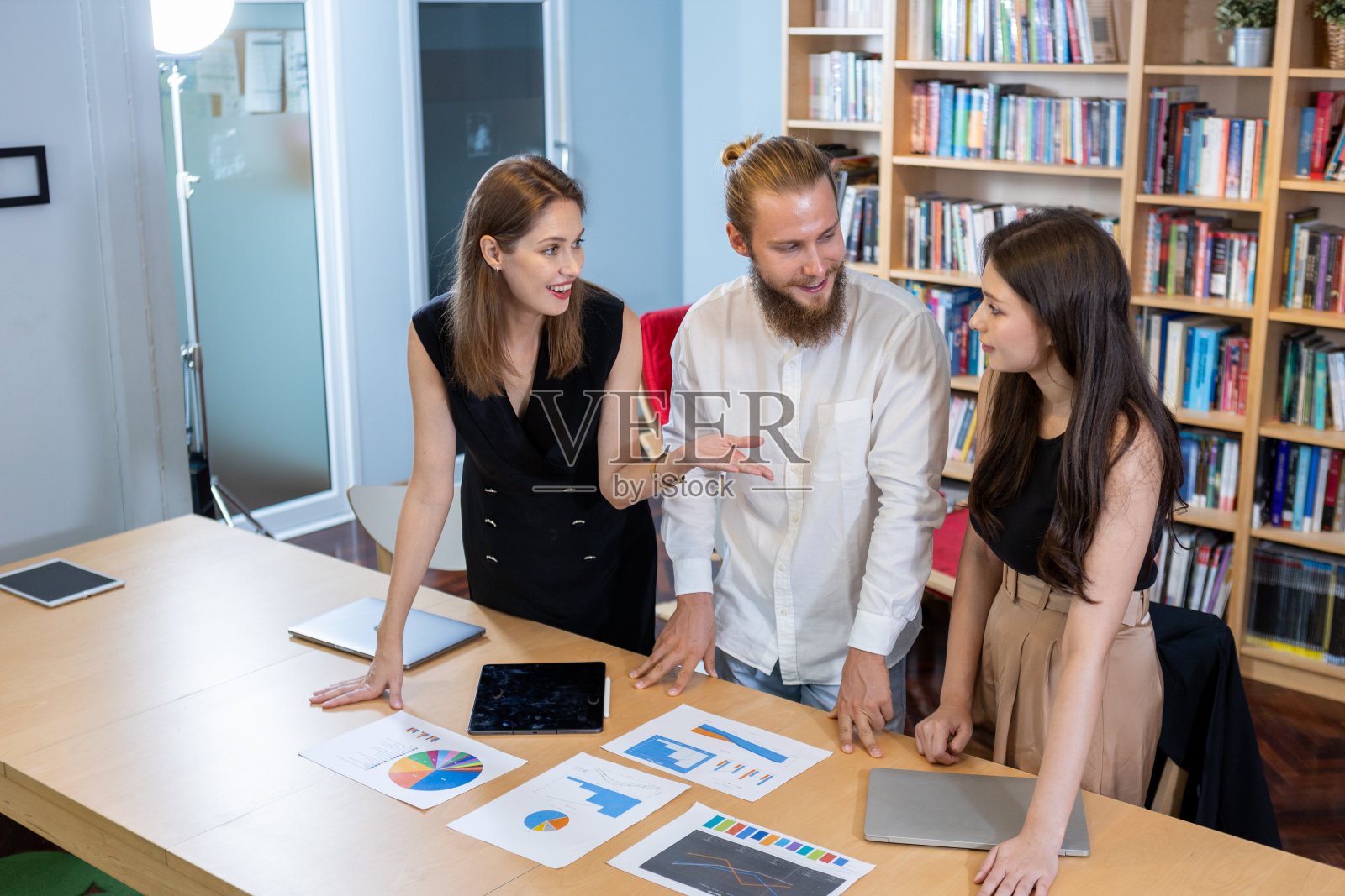 一群商务人士在餐桌上集思广益。组织中卓有成效的人利用思想来指导他们的工作。员工驱动公司。照片摄影图片