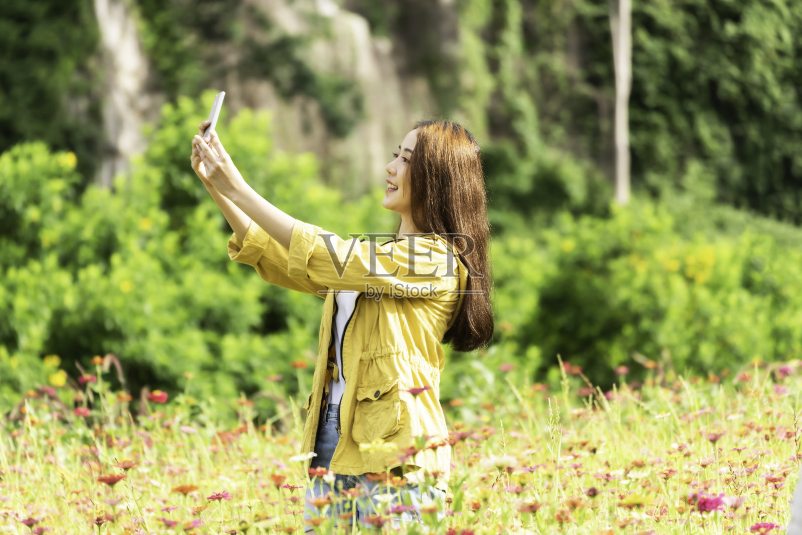 生活方式的旅行者，在日出的早晨，感受良好的放松和快乐的自由，看到户外的火球，自然茶和宇宙农场。旅游与夏日概念照片摄影图片