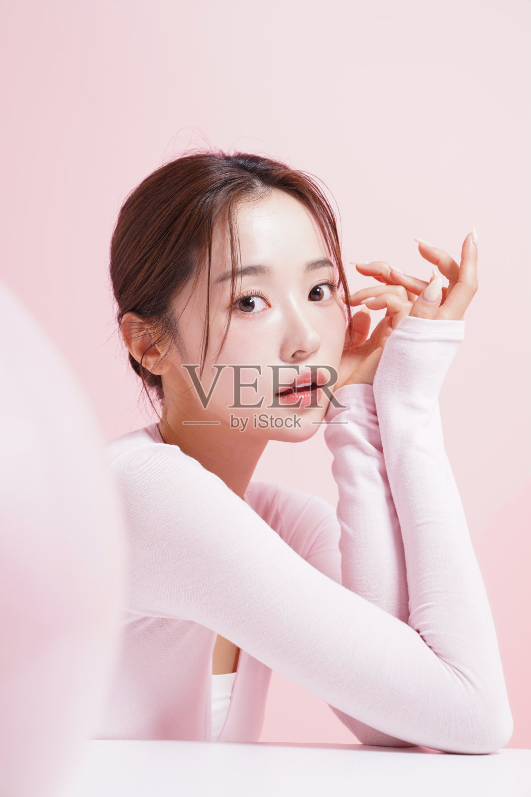 一个年轻女子在粉红色背景下拍摄的漂亮肖像照片摄影图片