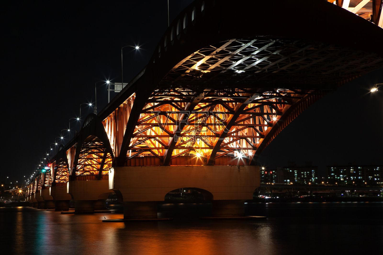 韩国首尔汉江上灯火通明的大桥照片摄影图片