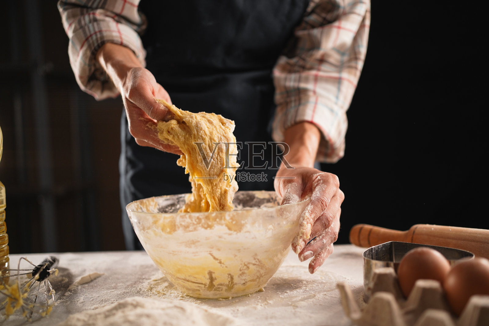 在玻璃碗里用手揉面照片摄影图片