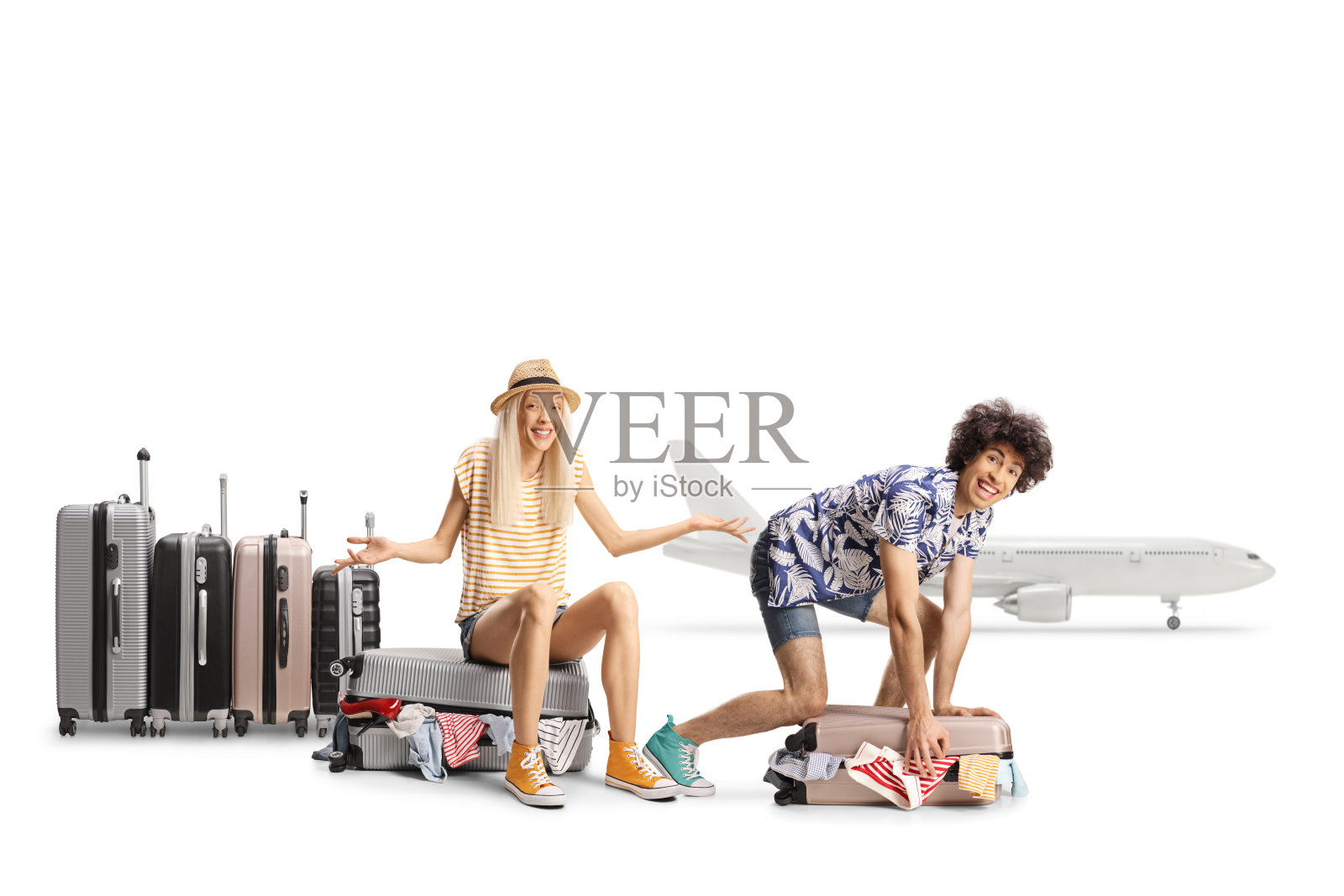 一对年轻夫妇在机场收拾行李照片摄影图片