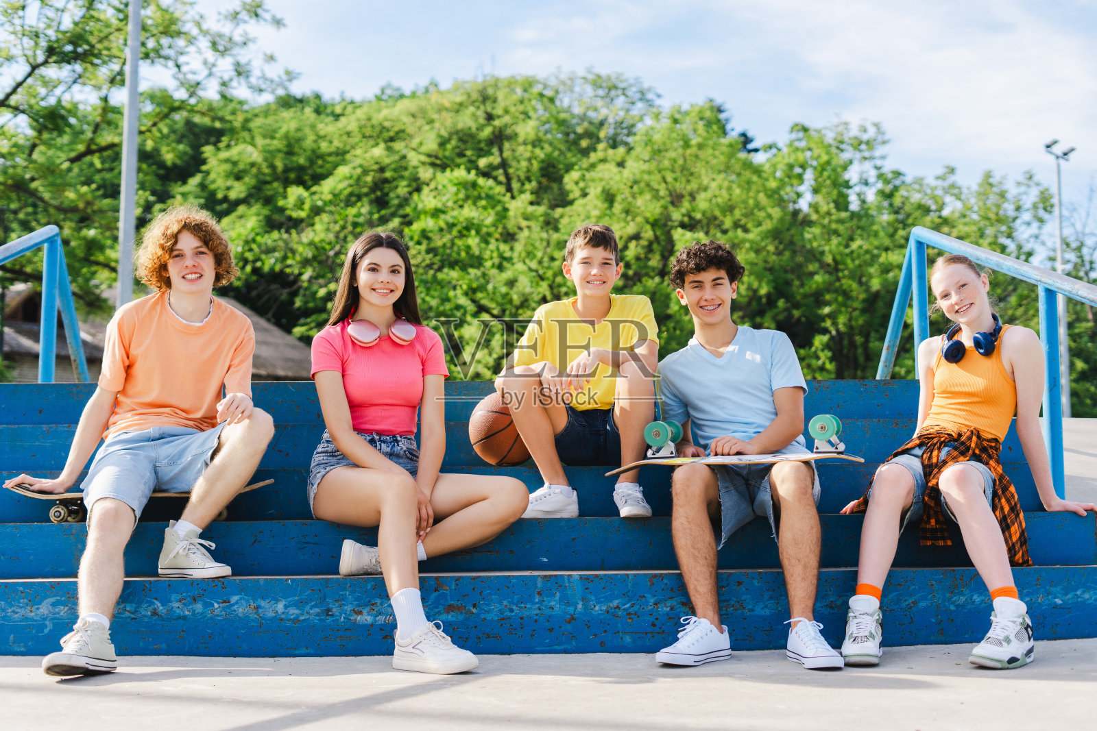 快乐的时尚男孩和女孩在街上看着镜头照片摄影图片