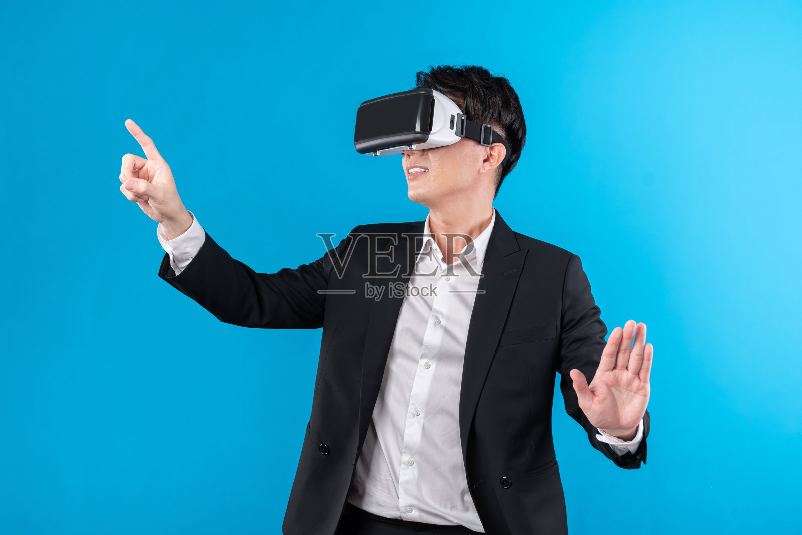 商人看完整的VR触摸屏连接报告。发明。照片摄影图片