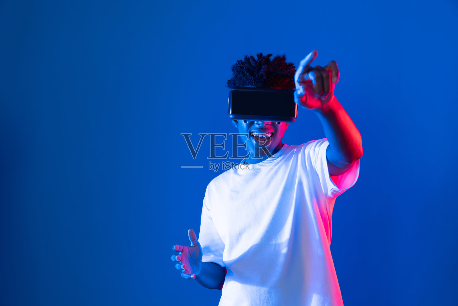 年轻的非洲选手戴着VR点全息3D霓虹灯墙。发明。照片摄影图片